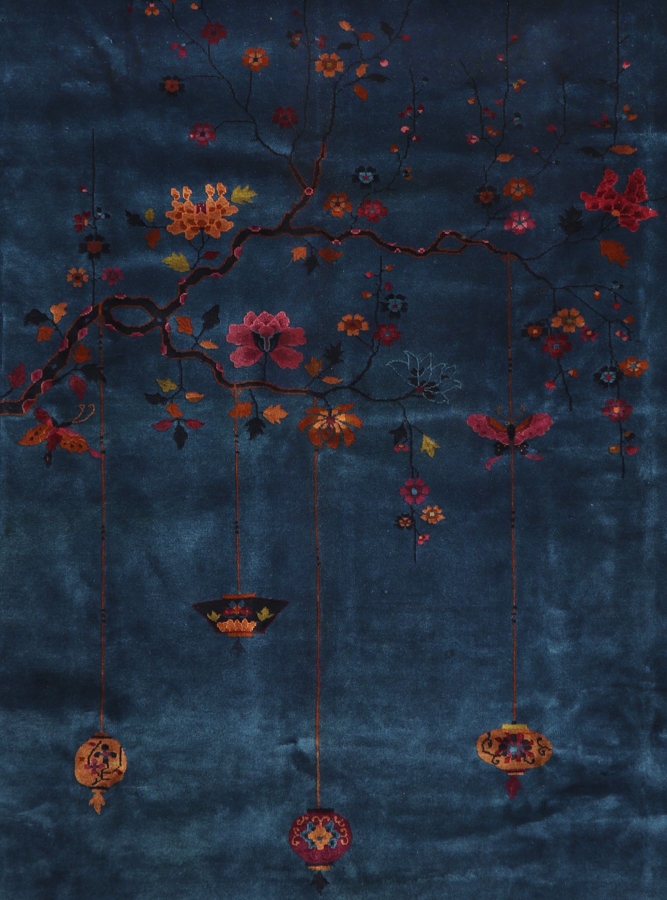 Detail b: Feiner antiker Peking, China, um 1900, Manchesterwolle geknüpft auf Baumwolle, hochwertige glanzreiche Wollqualität mit chinesischen Hängelampen, ...