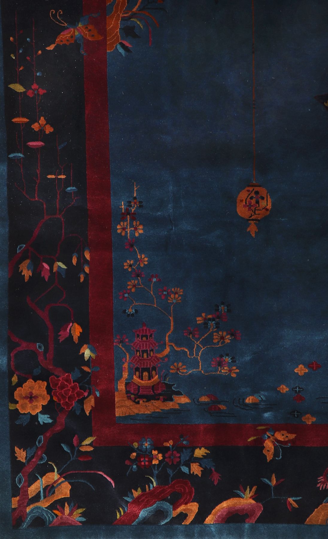 Detail c: Feiner antiker Peking, China, um 1900, Manchesterwolle geknüpft auf Baumwolle, hochwertige glanzreiche Wollqualität mit chinesischen Hängelampen, ...