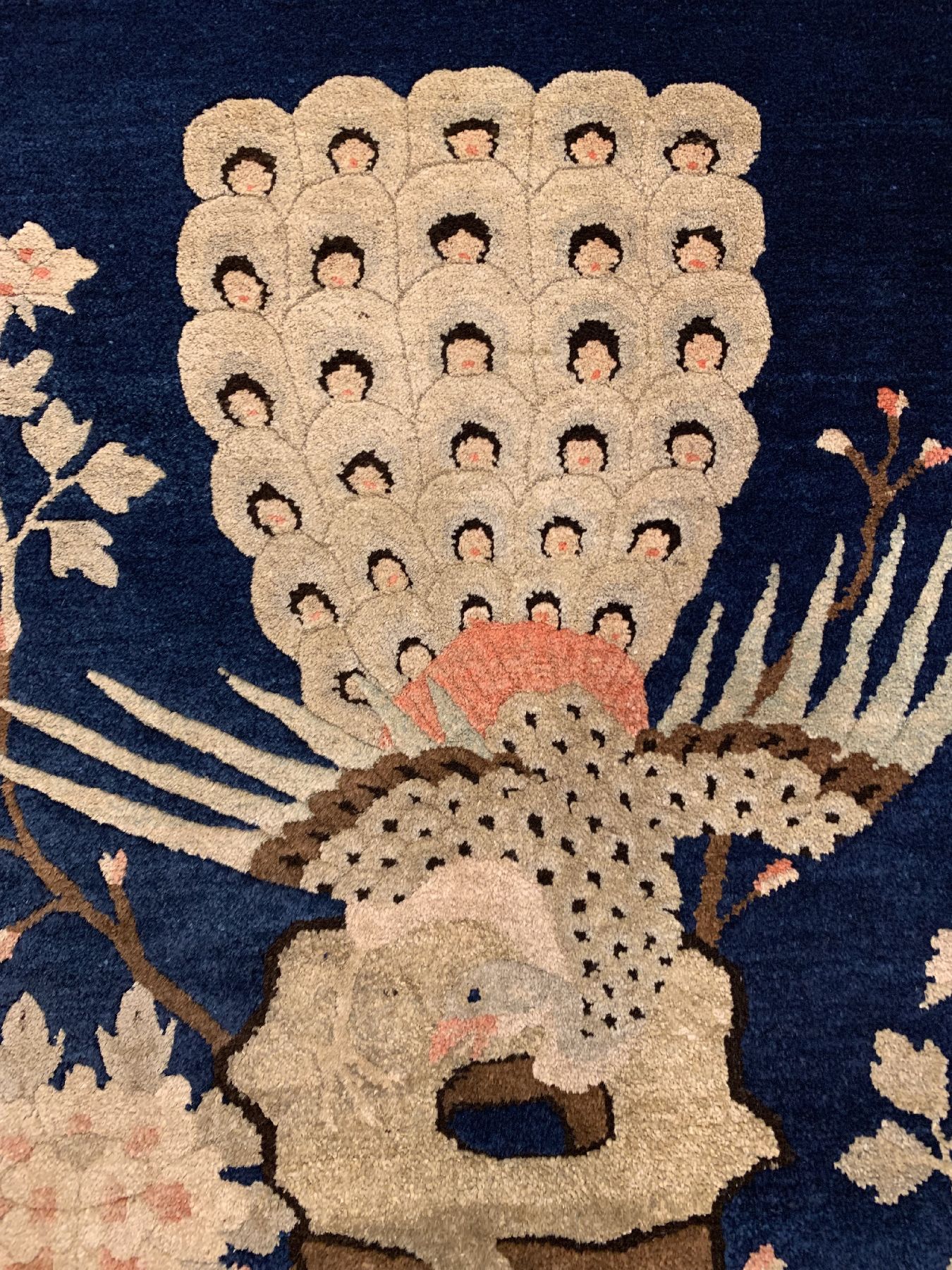 Detail b: Pao Tow alt, China, um 1920/1930, Wolle geknüpft auf Baumwolle, ca. 132 x 67 cm, EHZ: 2(guter Zustand).