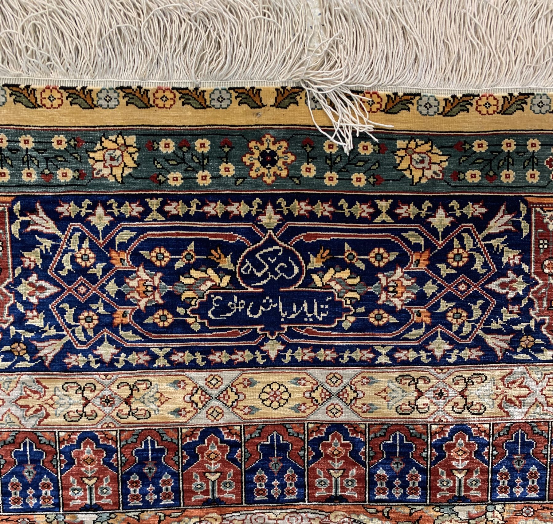 Detail b: Feiner signierter Seiden Hereke, Türkei, um 1930/1940, reine Naturseide, ca, 135 x 103 cm, ca. 1 Mio Kn/qm, EHZ:2(guter Zustand).