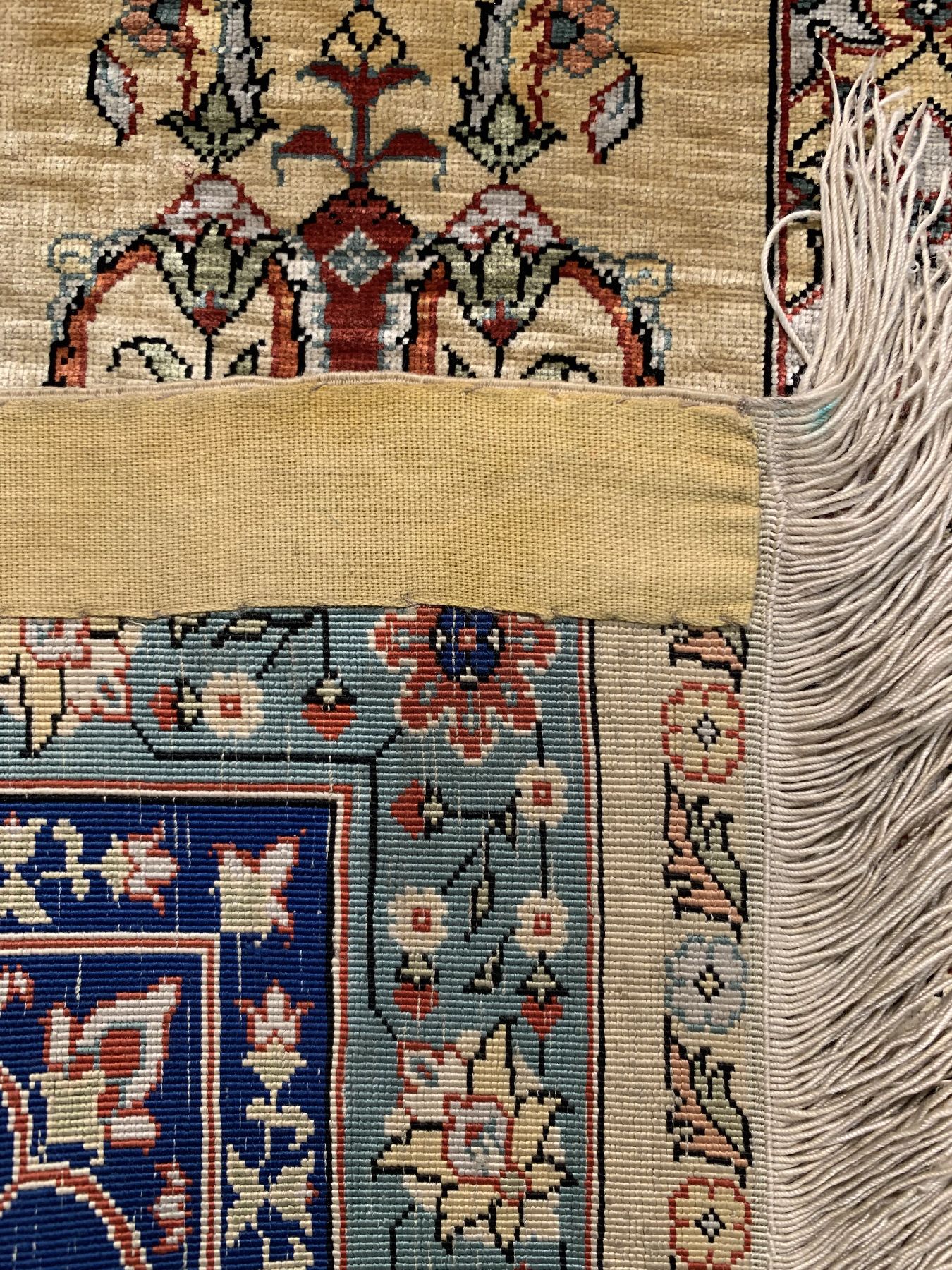 Detail d: Feiner signierter Seiden Hereke, Türkei, um 1930/1940, reine Naturseide, ca, 135 x 103 cm, ca. 1 Mio Kn/qm, EHZ:2(guter Zustand).