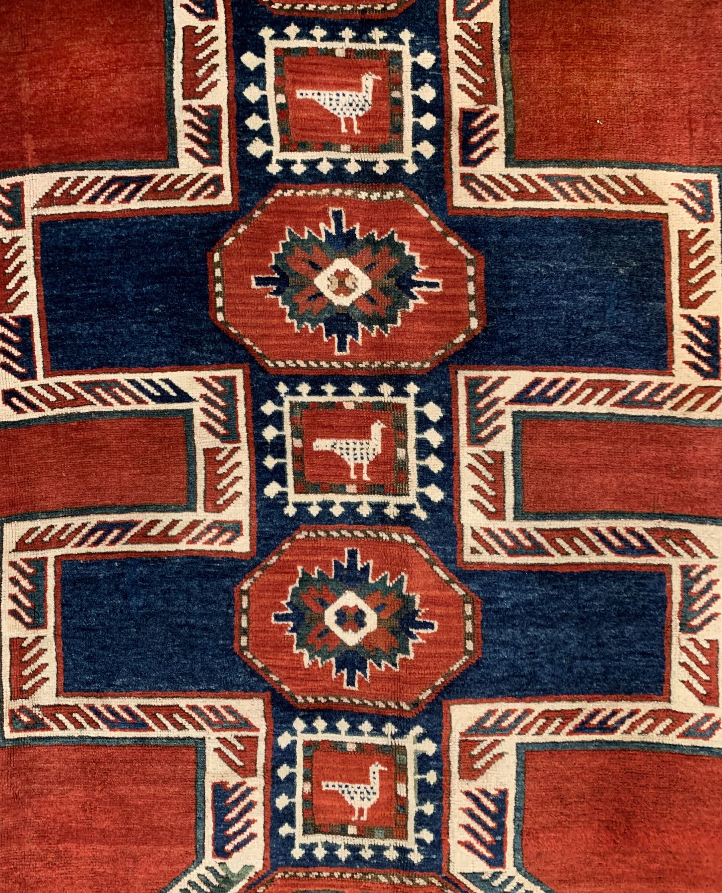 Detail b: Antiker Lori Pampak Kazak, Südwestkaukasus,19. Jhd, Wolle geknüpft auf Wolle, ausgefallener Kazak mit sogenanntem Schlüsselloch Medallion mit ...
