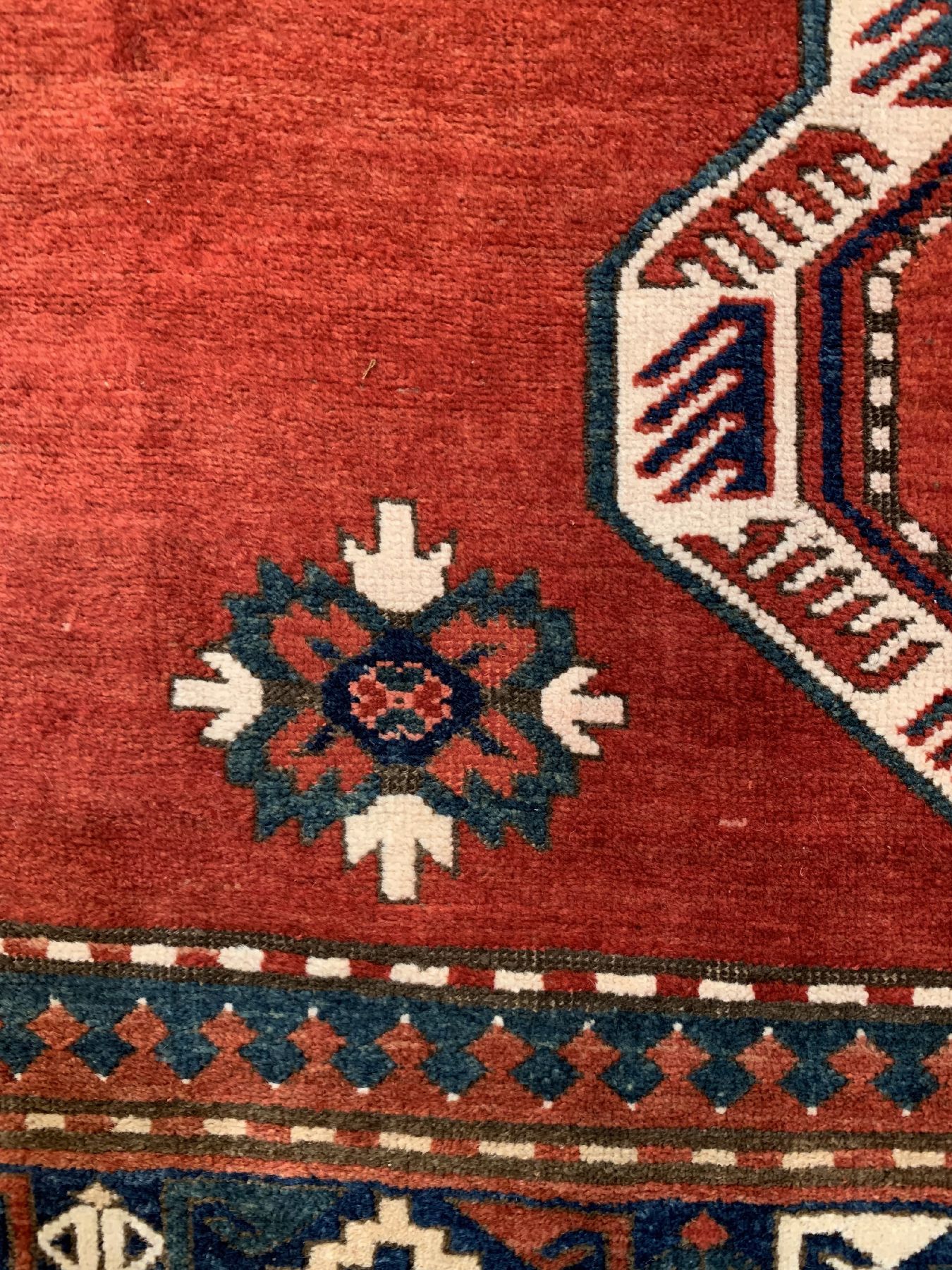 Detail c: Antiker Lori Pampak Kazak, Südwestkaukasus,19. Jhd, Wolle geknüpft auf Wolle, ausgefallener Kazak mit sogenanntem Schlüsselloch Medallion mit ...