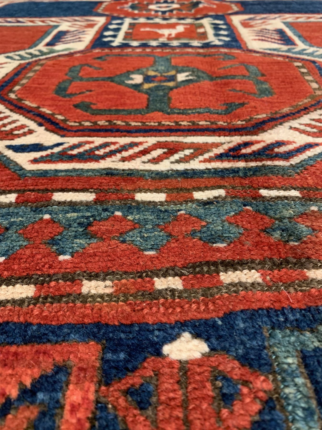 Detail e: Antiker Lori Pampak Kazak, Südwestkaukasus,19. Jhd, Wolle geknüpft auf Wolle, ausgefallener Kazak mit sogenanntem Schlüsselloch Medallion mit ...