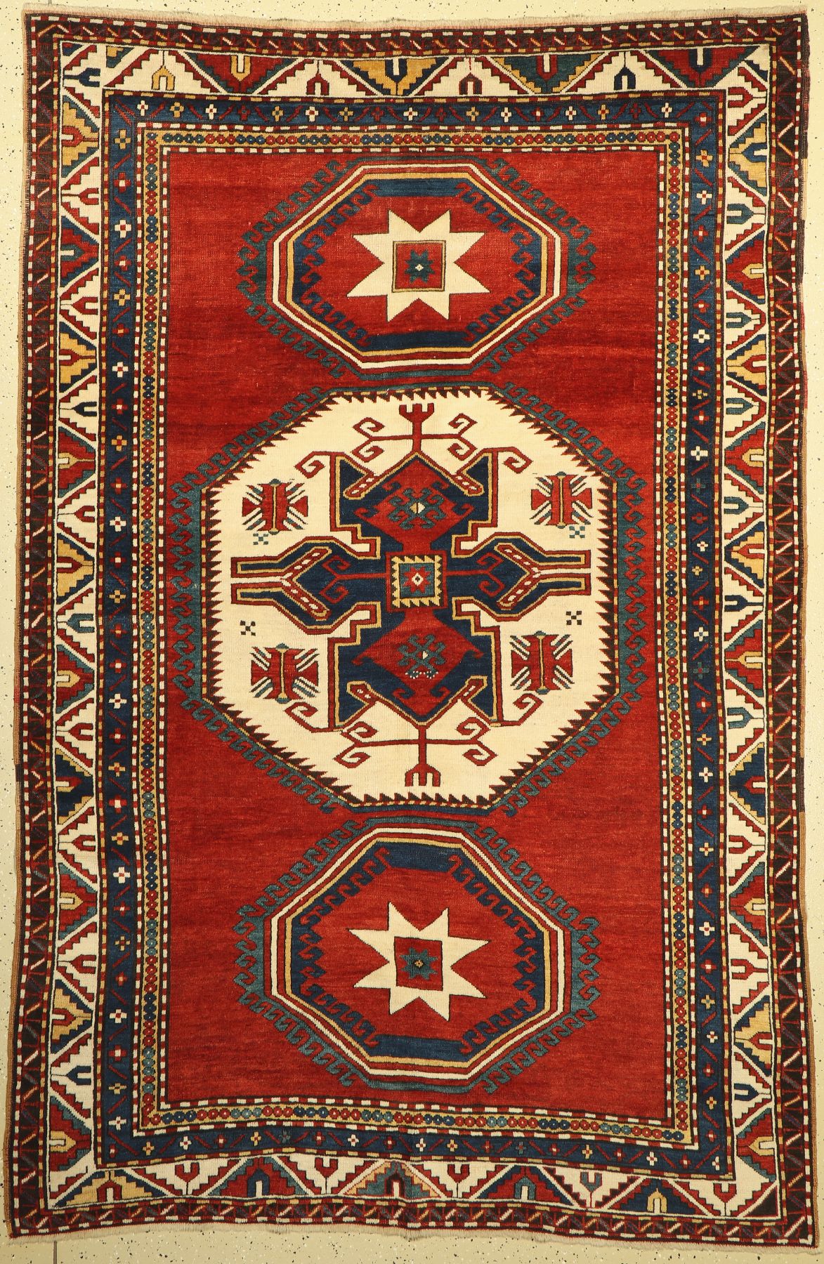 Antiker Lori Pampak Kazak, Südwestkaukasus,19. Jhd, Wolle geknüpft auf Wolle, typischer Lori-Pampak mit Tierfell Hauptmedallion, ca, 262 x 177 cm, ...