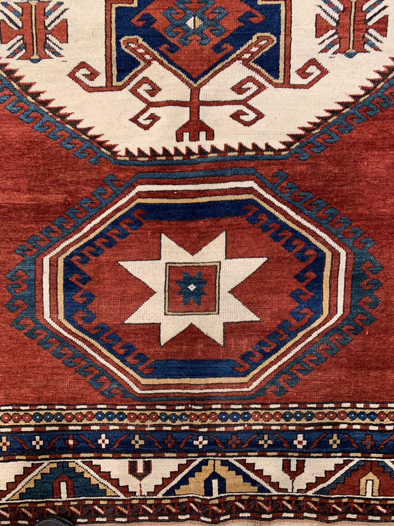 Detail a: Antiker Lori Pampak Kazak, Südwestkaukasus,19. Jhd, Wolle geknüpft auf Wolle, typischer Lori-Pampak mit Tierfell Hauptmedallion, ca, 262 x 177 cm, ...