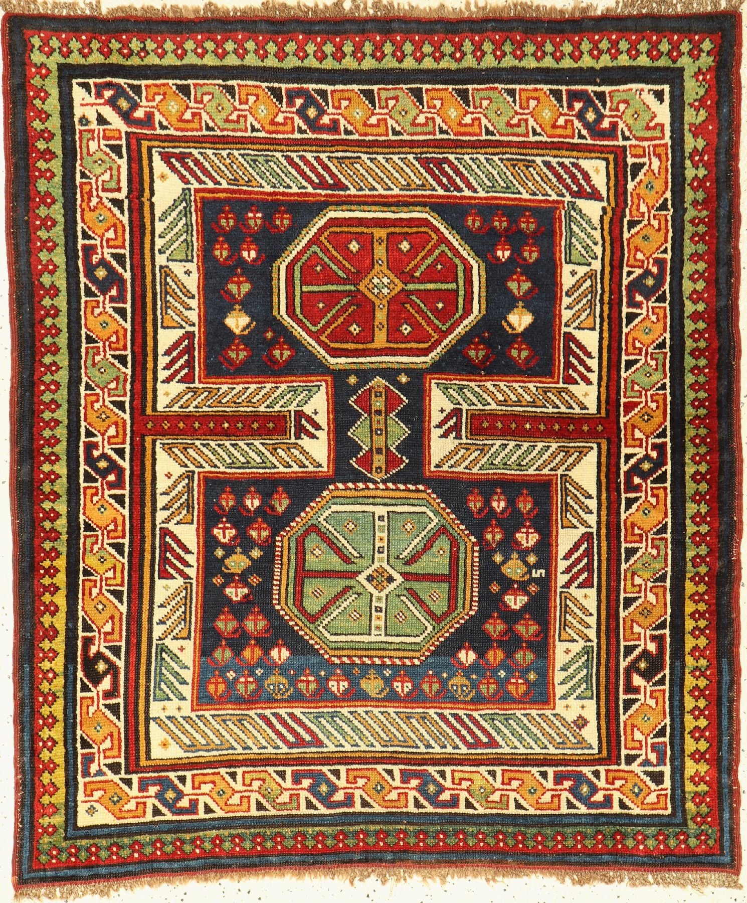 Antiker Schirwan, Kaukasus, 19. Jhd, Wolle geknüpft auf Wolle, ca. 130 x 112 cm, EHZ: 2(guter Zustand).