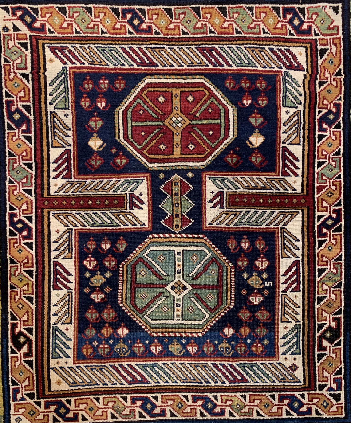 Detail a: Antiker Schirwan, Kaukasus, 19. Jhd, Wolle geknüpft auf Wolle, ca. 130 x 112 cm, EHZ: 2(guter Zustand).