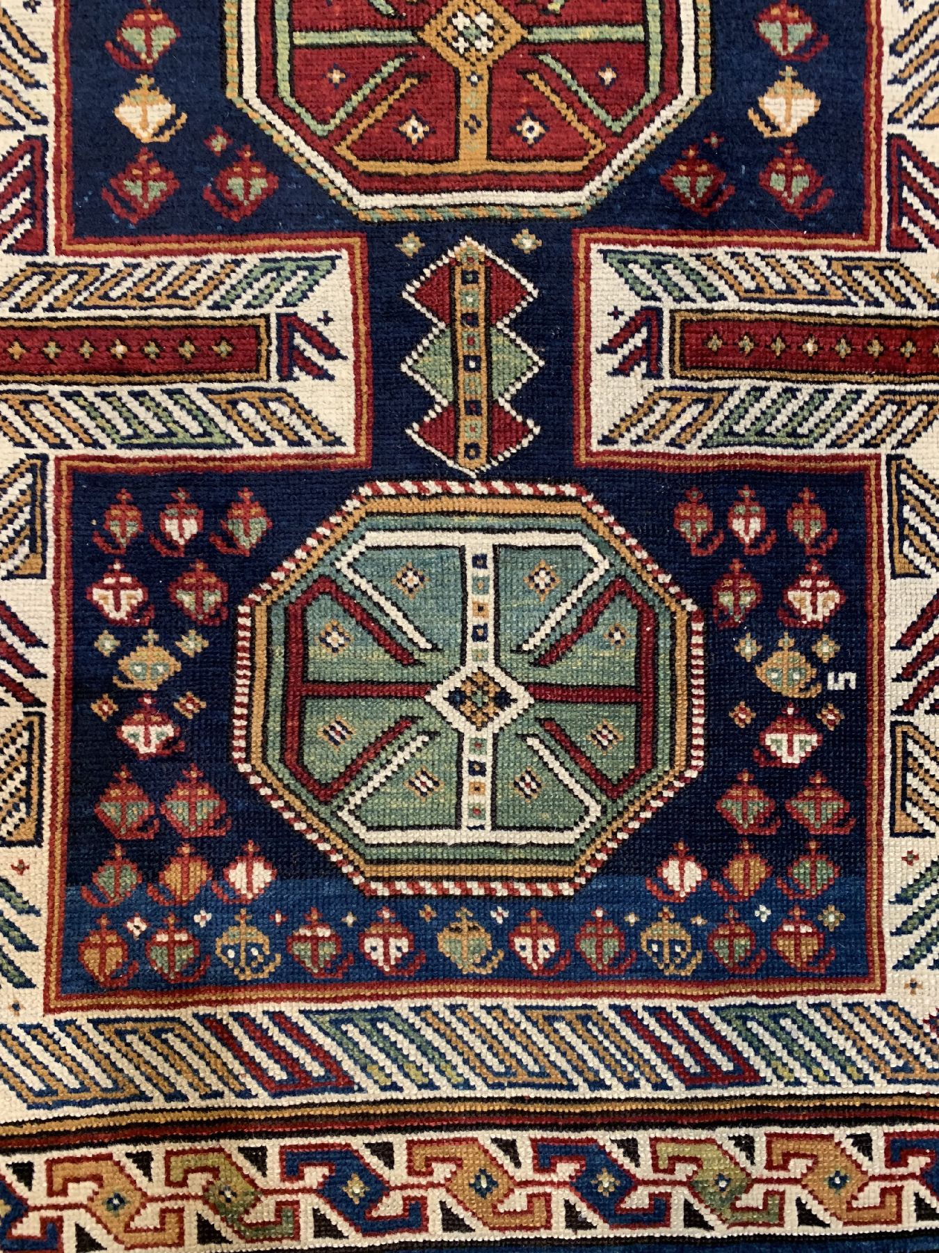 Detail b: Antiker Schirwan, Kaukasus, 19. Jhd, Wolle geknüpft auf Wolle, ca. 130 x 112 cm, EHZ: 2(guter Zustand).