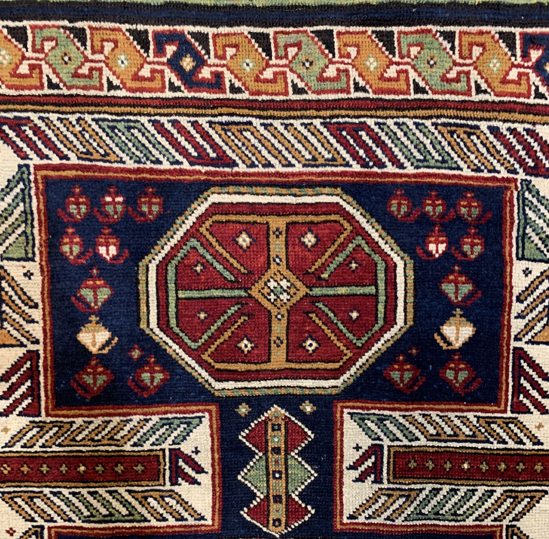 Detail c: Antiker Schirwan, Kaukasus, 19. Jhd, Wolle geknüpft auf Wolle, ca. 130 x 112 cm, EHZ: 2(guter Zustand).