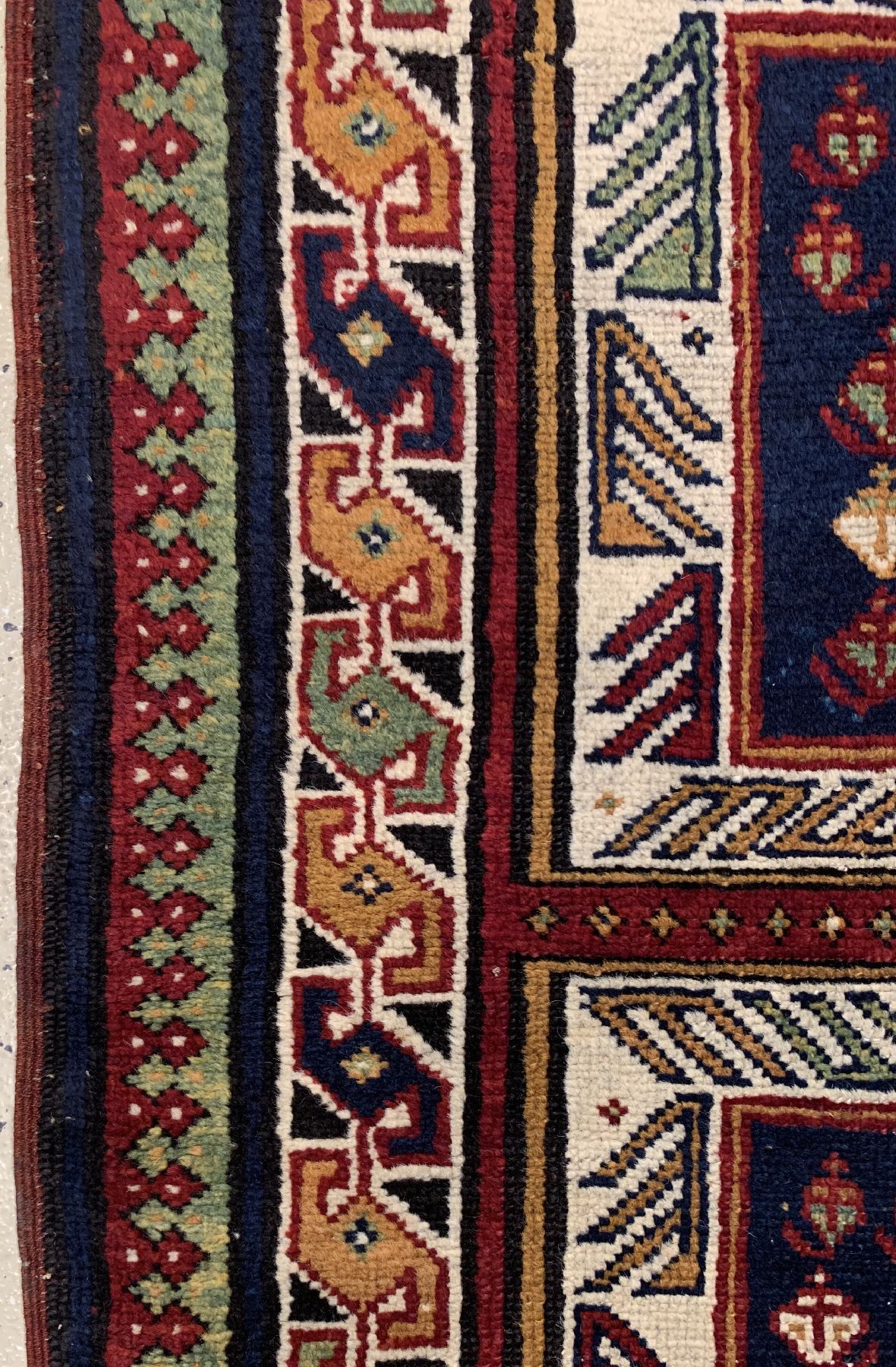 Detail d: Antiker Schirwan, Kaukasus, 19. Jhd, Wolle geknüpft auf Wolle, ca. 130 x 112 cm, EHZ: 2(guter Zustand).