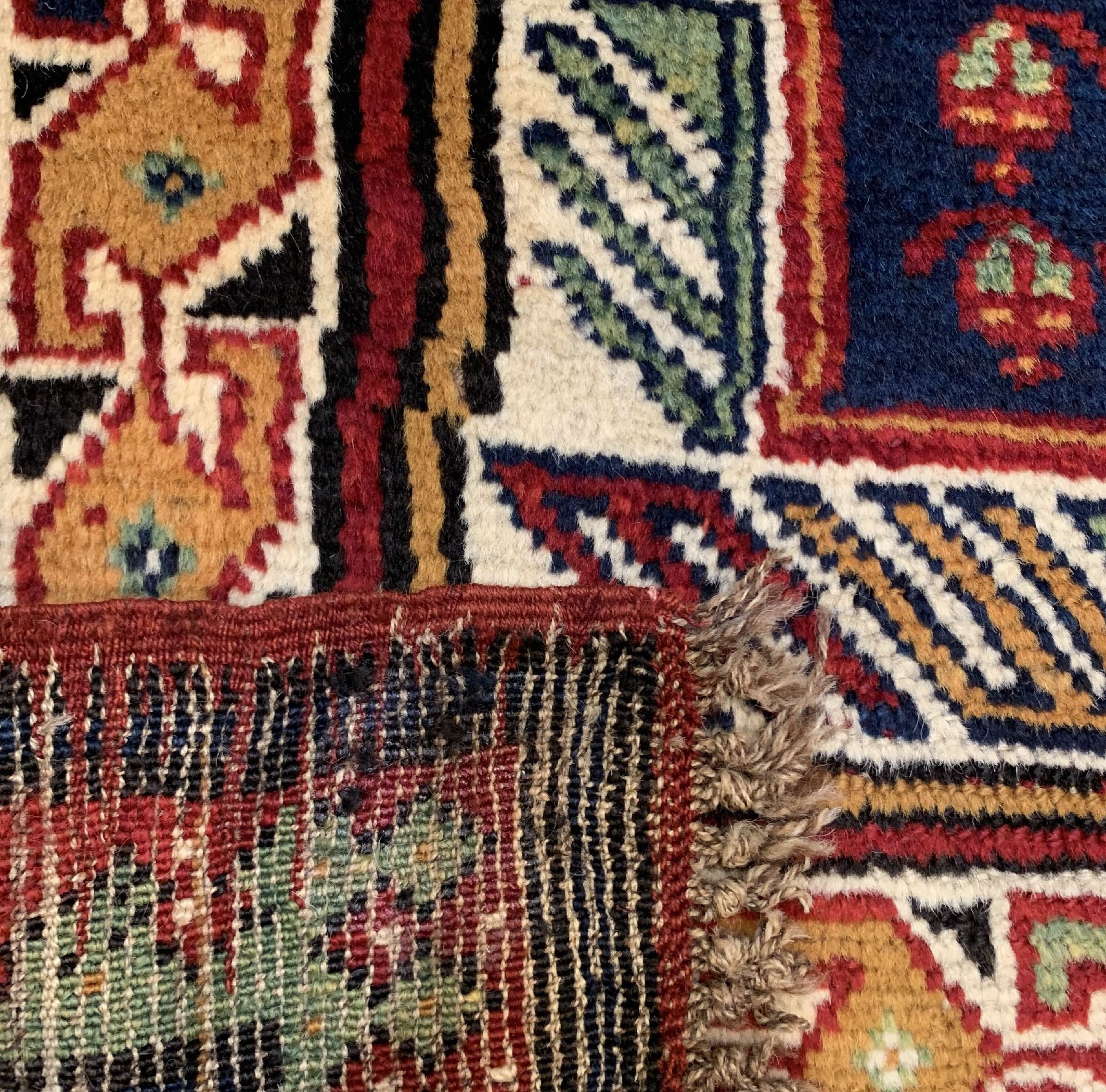 Detail f: Antiker Schirwan, Kaukasus, 19. Jhd, Wolle geknüpft auf Wolle, ca. 130 x 112 cm, EHZ: 2(guter Zustand).
