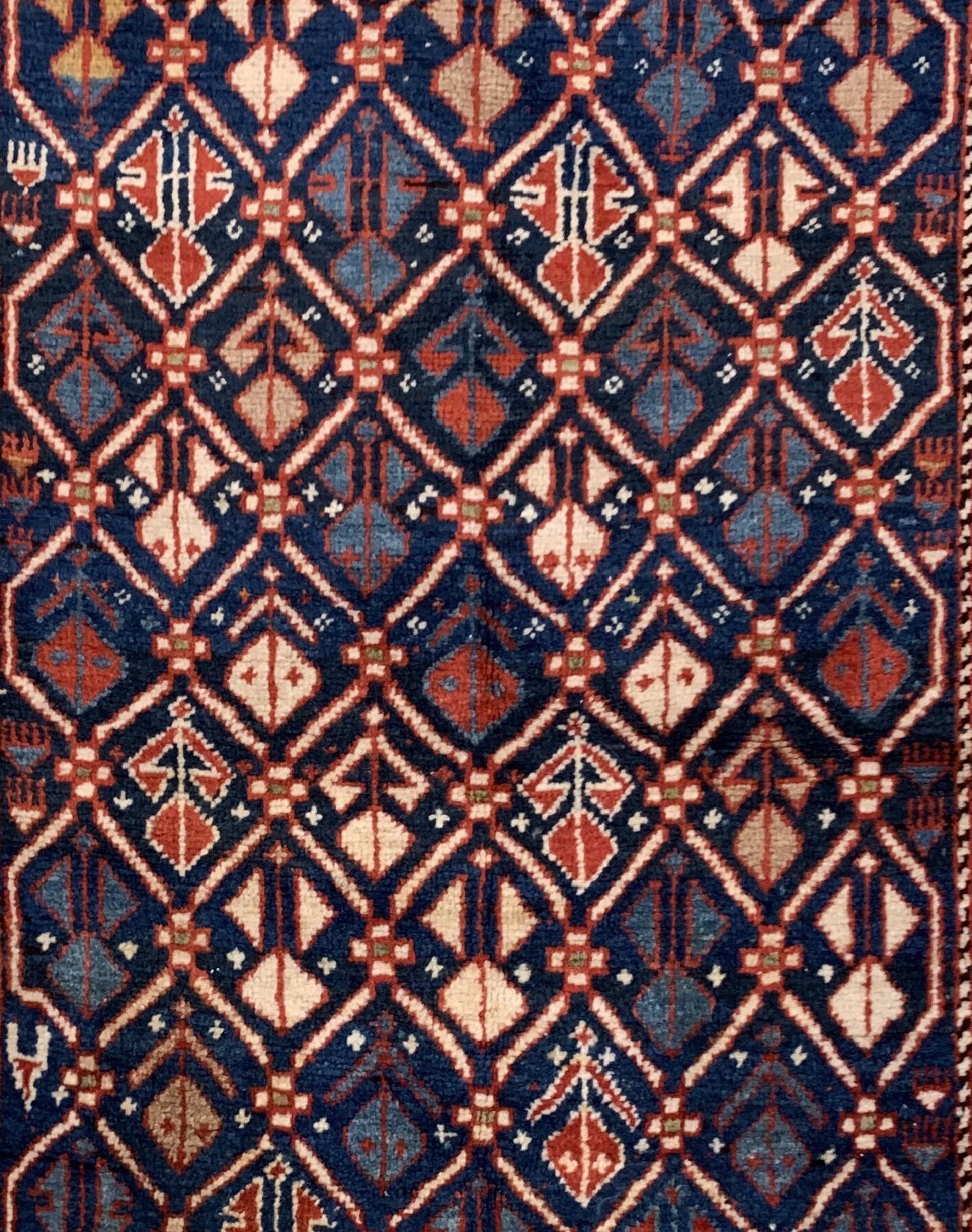 Detail a: Antiker Schirwan, Kaukasus, 19. Jhd, Wolle geknüpft auf Wolle, ca. 170 x 102 cm, EHZ: 2(guter Zustand).