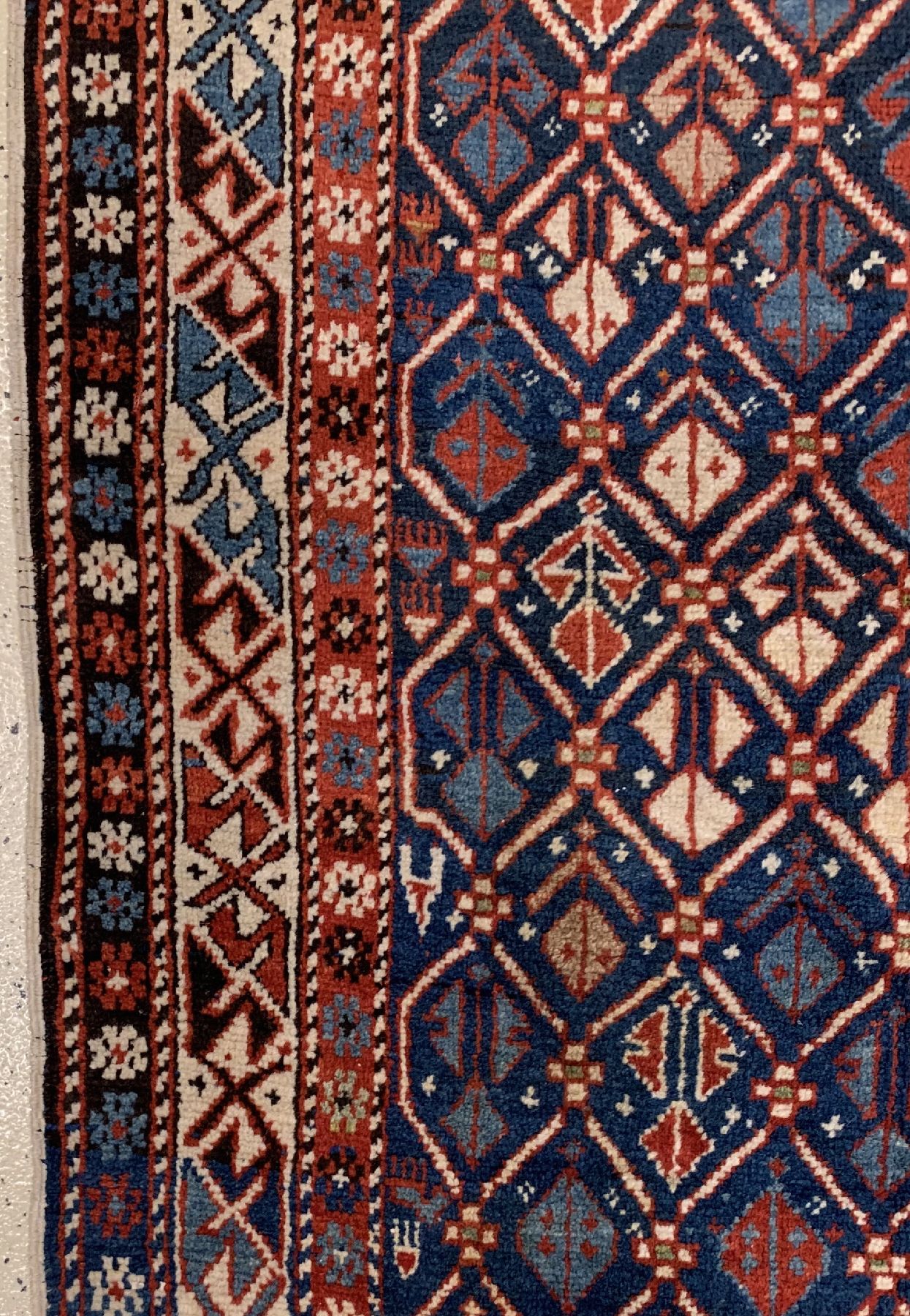 Detail b: Antiker Schirwan, Kaukasus, 19. Jhd, Wolle geknüpft auf Wolle, ca. 170 x 102 cm, EHZ: 2(guter Zustand).