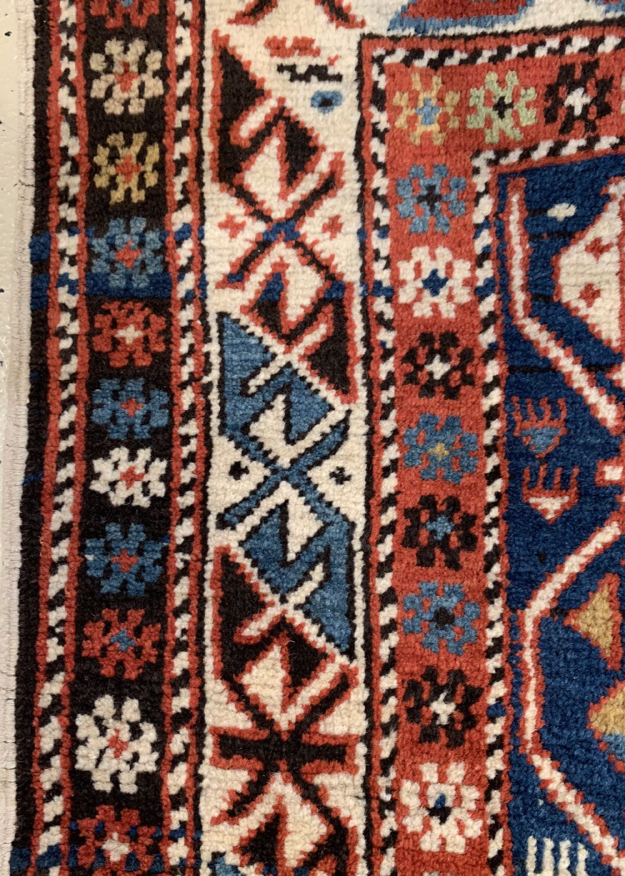 Detail c: Antiker Schirwan, Kaukasus, 19. Jhd, Wolle geknüpft auf Wolle, ca. 170 x 102 cm, EHZ: 2(guter Zustand).