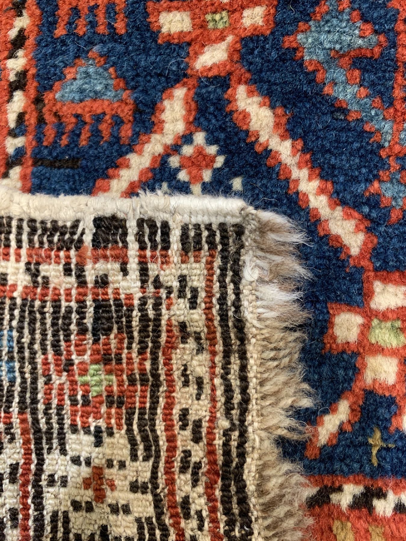 Detail e: Antiker Schirwan, Kaukasus, 19. Jhd, Wolle geknüpft auf Wolle, ca. 170 x 102 cm, EHZ: 2(guter Zustand).