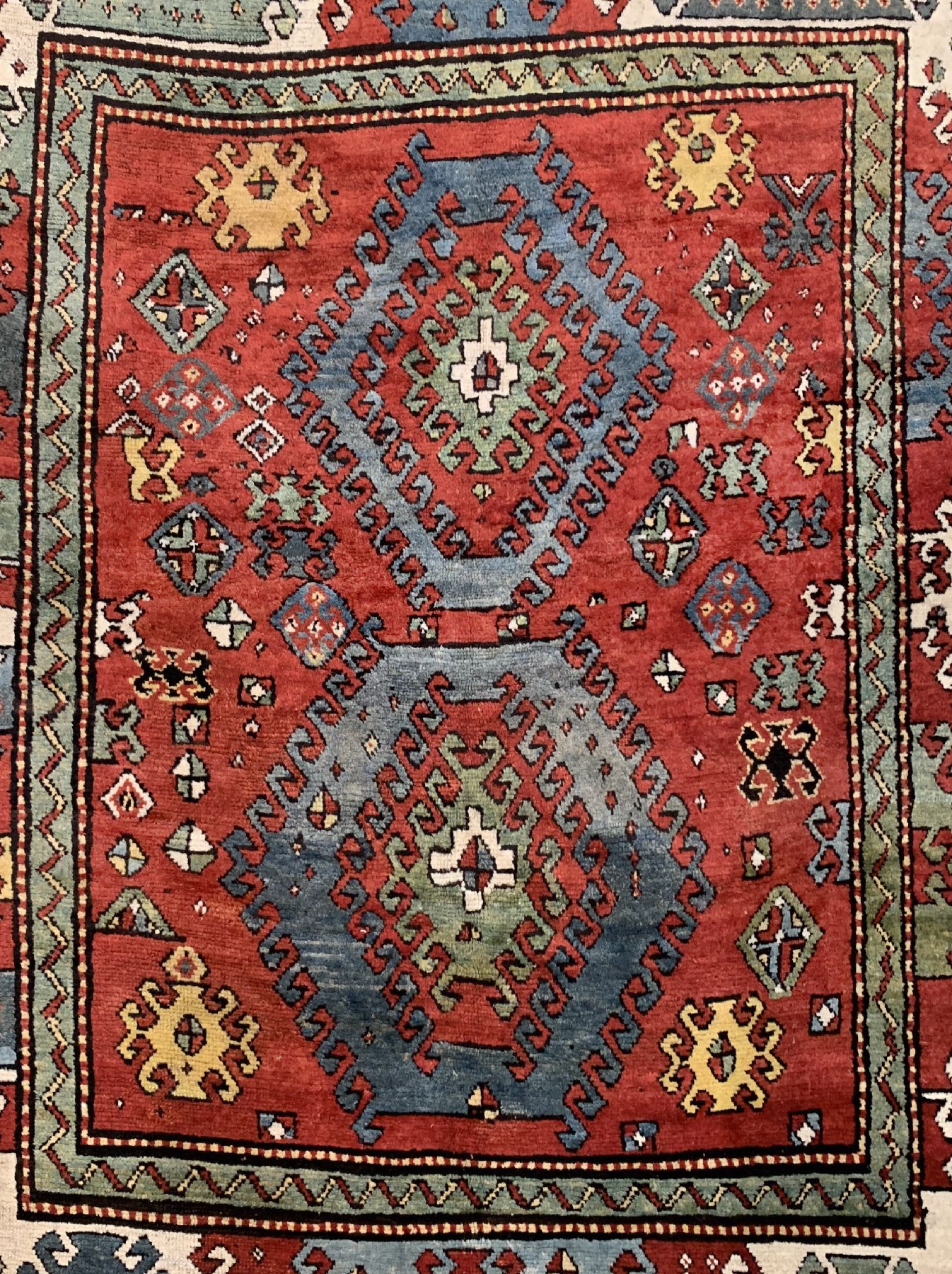Detail a: Antiker Borchalu Kazak, Südwestkaukasus, 19. Jhd, Wolle geknüpft auf Wolle, typische Borchalu Hakenmotive mit breiter Bordüre, ca. 220 x 177 cm, ...