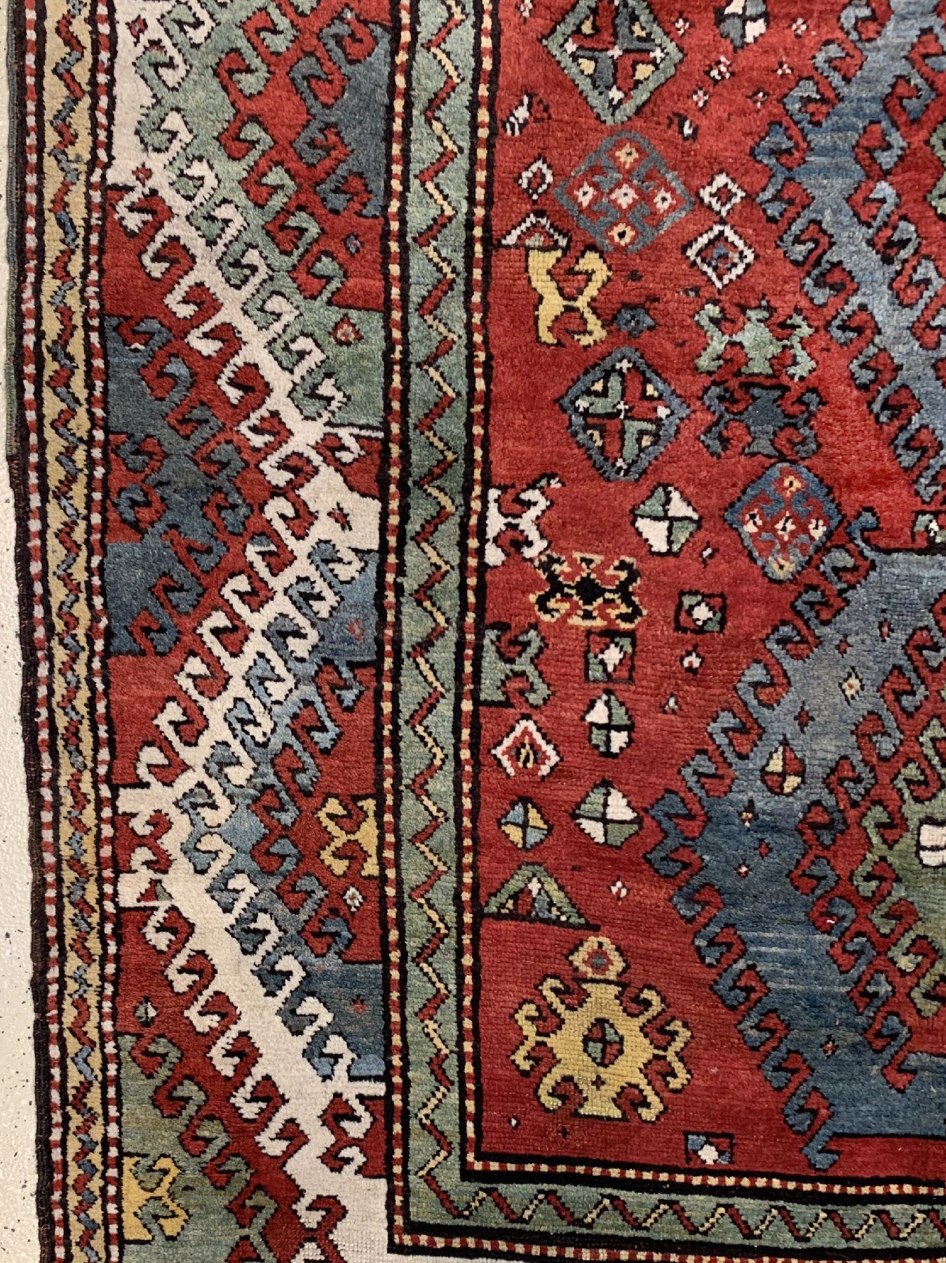 Detail b: Antiker Borchalu Kazak, Südwestkaukasus, 19. Jhd, Wolle geknüpft auf Wolle, typische Borchalu Hakenmotive mit breiter Bordüre, ca. 220 x 177 cm, ...