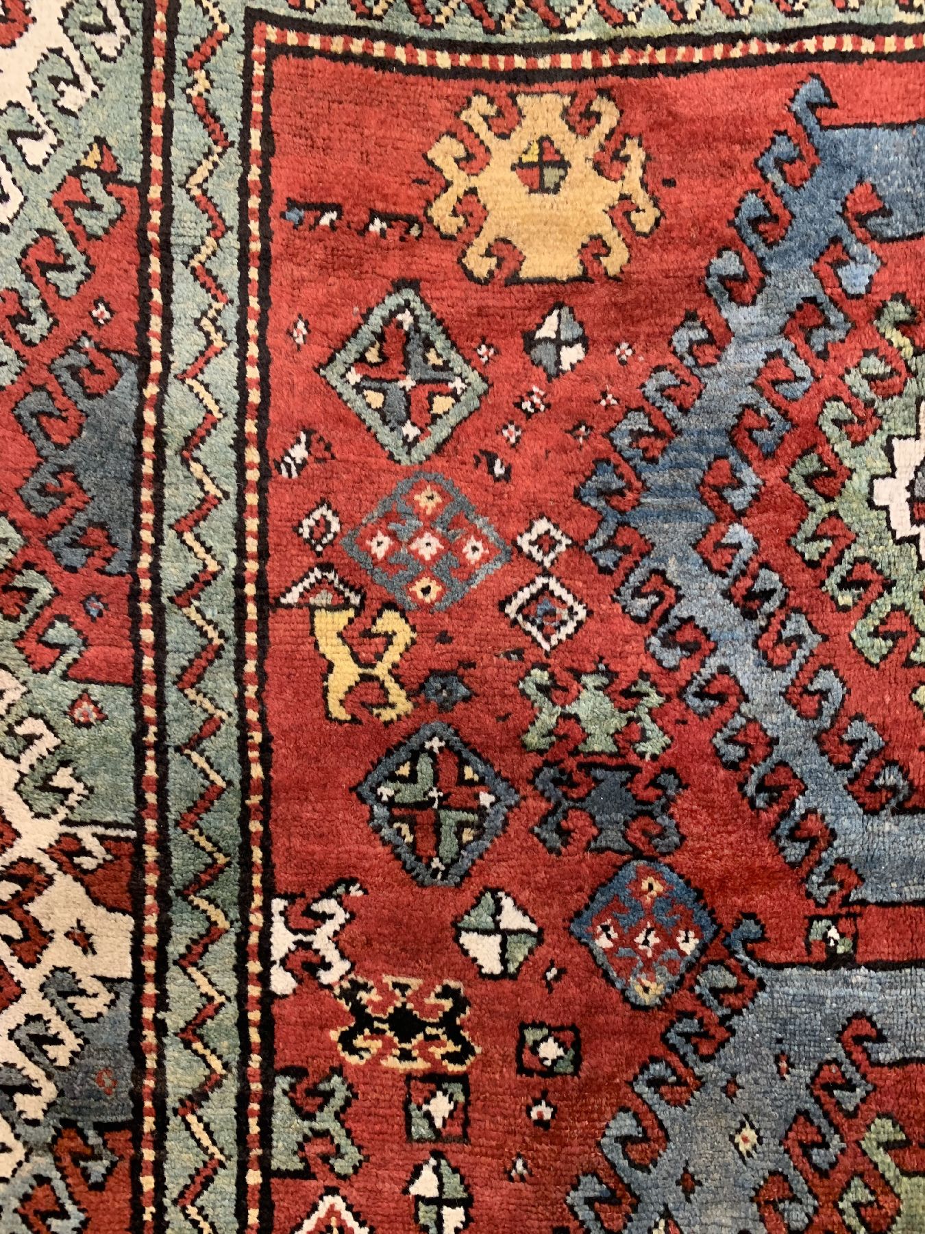 Detail c: Antiker Borchalu Kazak, Südwestkaukasus, 19. Jhd, Wolle geknüpft auf Wolle, typische Borchalu Hakenmotive mit breiter Bordüre, ca. 220 x 177 cm, ...