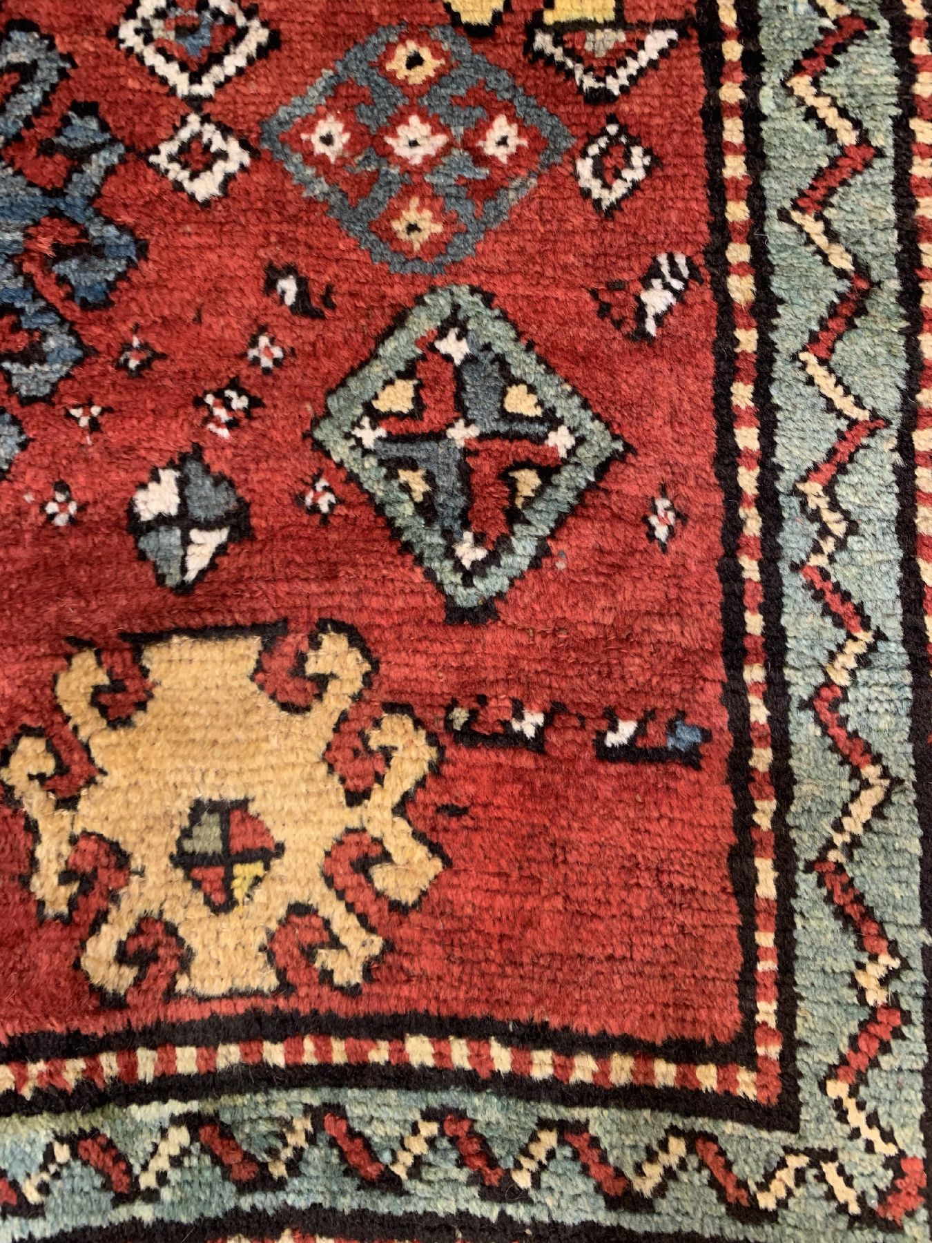 Detail d: Antiker Borchalu Kazak, Südwestkaukasus, 19. Jhd, Wolle geknüpft auf Wolle, typische Borchalu Hakenmotive mit breiter Bordüre, ca. 220 x 177 cm, ...