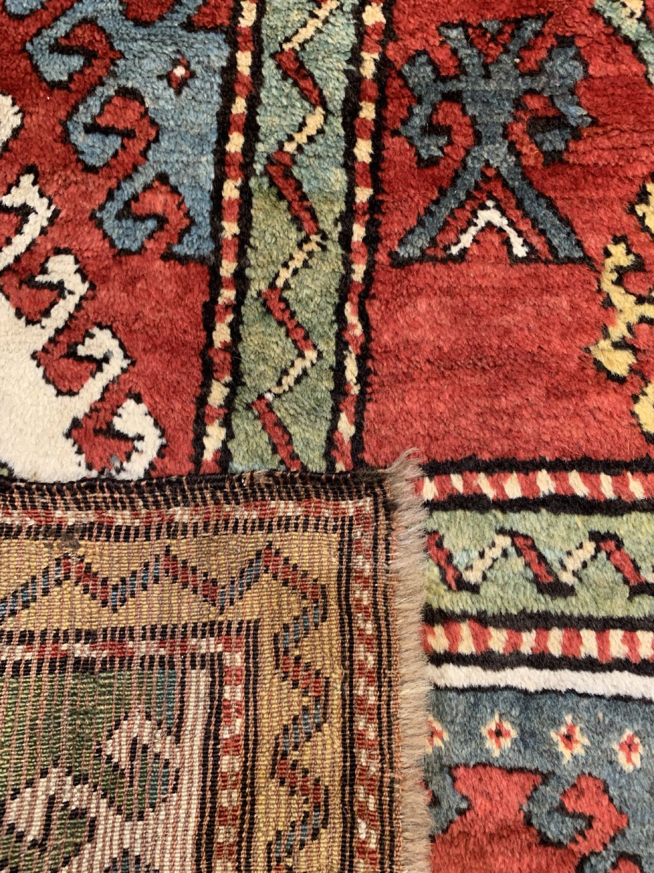 Detail e: Antiker Borchalu Kazak, Südwestkaukasus, 19. Jhd, Wolle geknüpft auf Wolle, typische Borchalu Hakenmotive mit breiter Bordüre, ca. 220 x 177 cm, ...