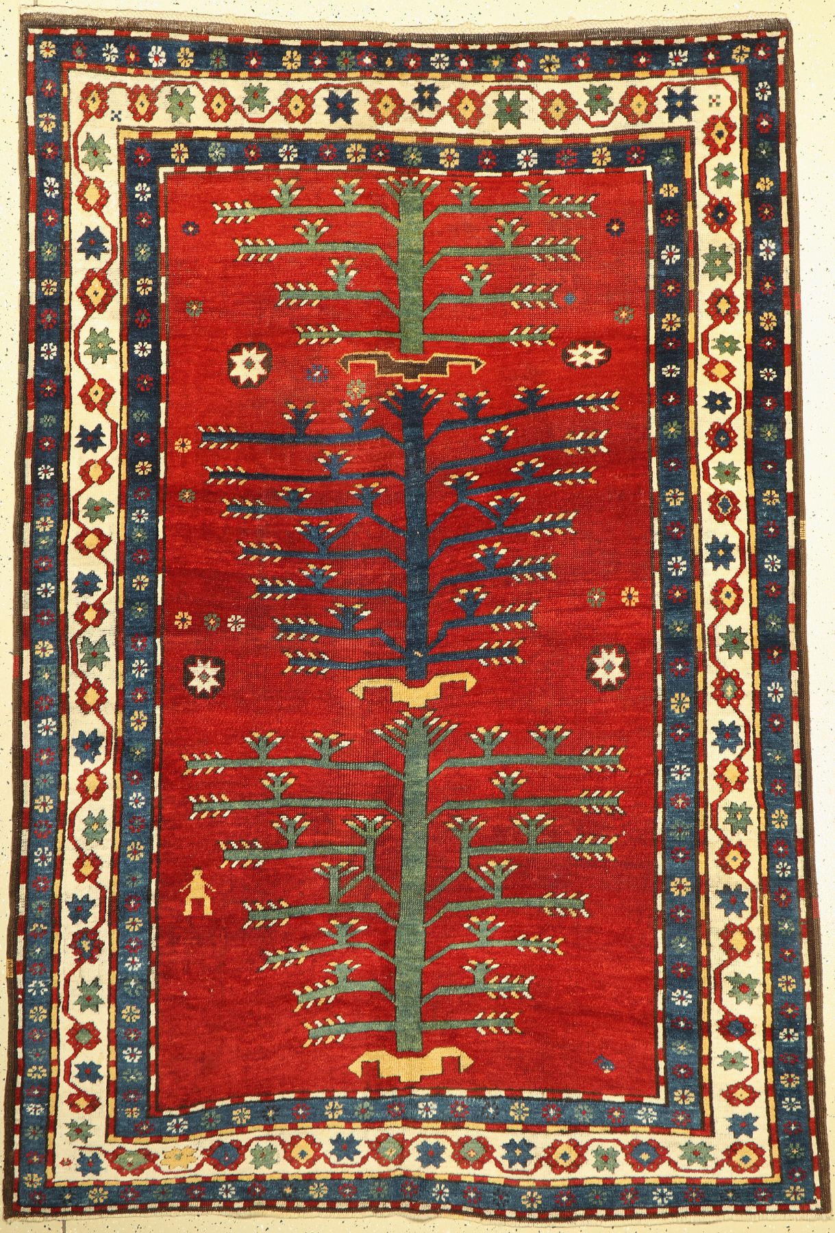 Antiker Baum Kazak, Südwestkaukasus, 19. Jhd, Wolle geknüpft auf Wolle, drei Bäume auf rotem Grund mit Menschen und Sternen belegt, ca, 234 x 159 ...