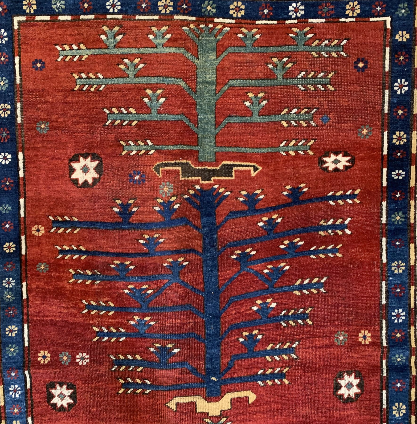 Detail a: Antiker Baum Kazak, Südwestkaukasus, 19. Jhd, Wolle geknüpft auf Wolle, drei Bäume auf rotem Grund mit Menschen und Sternen belegt, ca, 234 x 159 ...