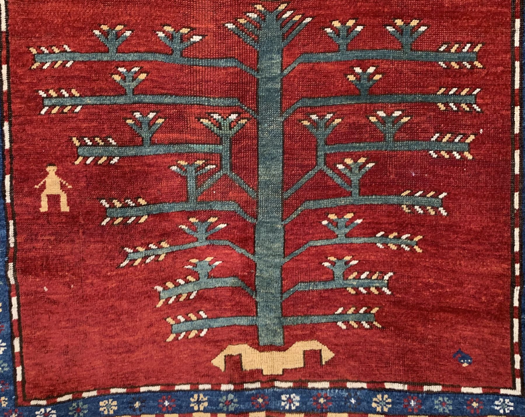 Detail b: Antiker Baum Kazak, Südwestkaukasus, 19. Jhd, Wolle geknüpft auf Wolle, drei Bäume auf rotem Grund mit Menschen und Sternen belegt, ca, 234 x 159 ...