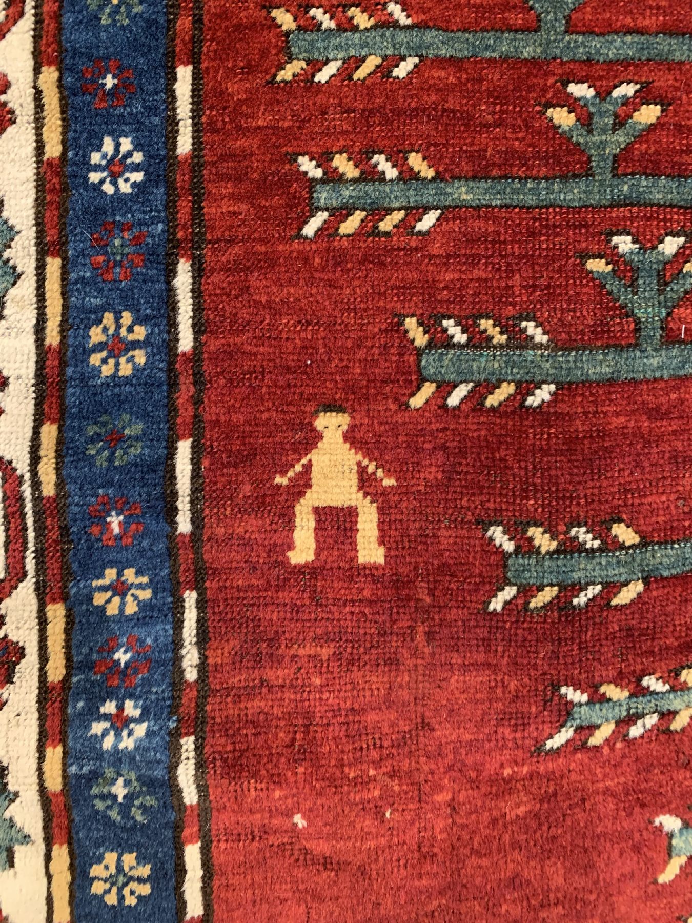 Detail c: Antiker Baum Kazak, Südwestkaukasus, 19. Jhd, Wolle geknüpft auf Wolle, drei Bäume auf rotem Grund mit Menschen und Sternen belegt, ca, 234 x 159 ...