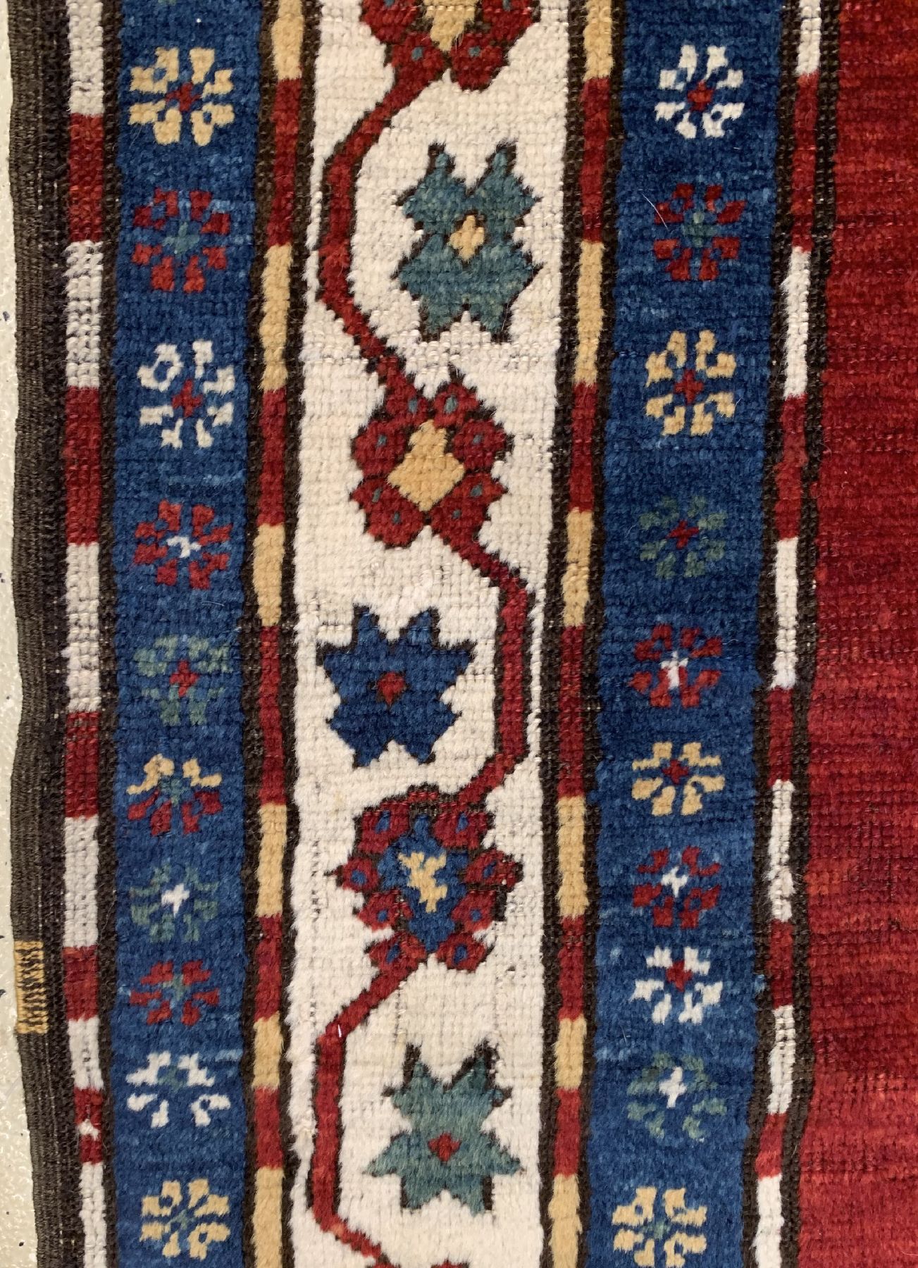 Detail d: Antiker Baum Kazak, Südwestkaukasus, 19. Jhd, Wolle geknüpft auf Wolle, drei Bäume auf rotem Grund mit Menschen und Sternen belegt, ca, 234 x 159 ...