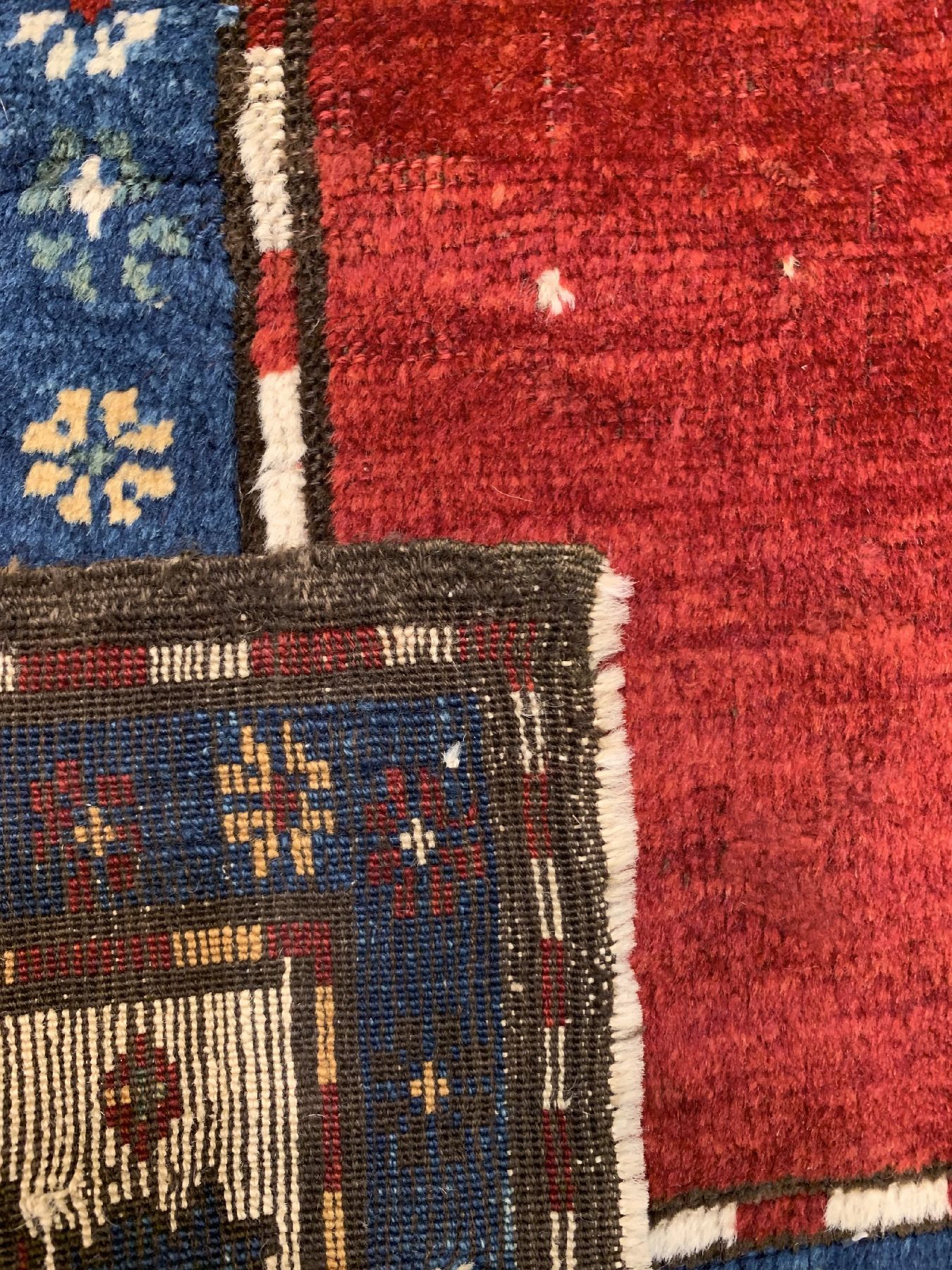 Detail e: Antiker Baum Kazak, Südwestkaukasus, 19. Jhd, Wolle geknüpft auf Wolle, drei Bäume auf rotem Grund mit Menschen und Sternen belegt, ca, 234 x 159 ...
