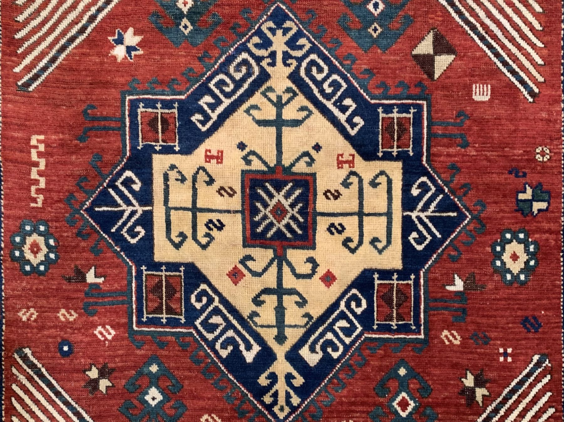 Detail b: Antiker Borchalou Kazak, Südwestkaukasus, 19. Jhd, Wolle geknüpft auf Wolle, seltener großformatiger Borchalou, ausgefallenes Muster mit vier ...