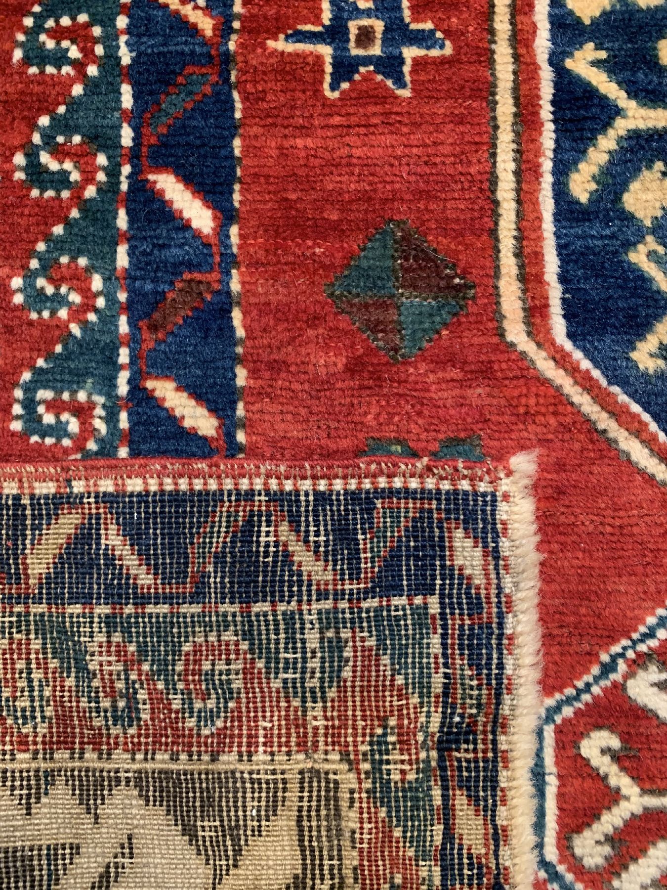 Detail e: Antiker Borchalou Kazak, Südwestkaukasus, 19. Jhd, Wolle geknüpft auf Wolle, seltener großformatiger Borchalou, ausgefallenes Muster mit vier ...