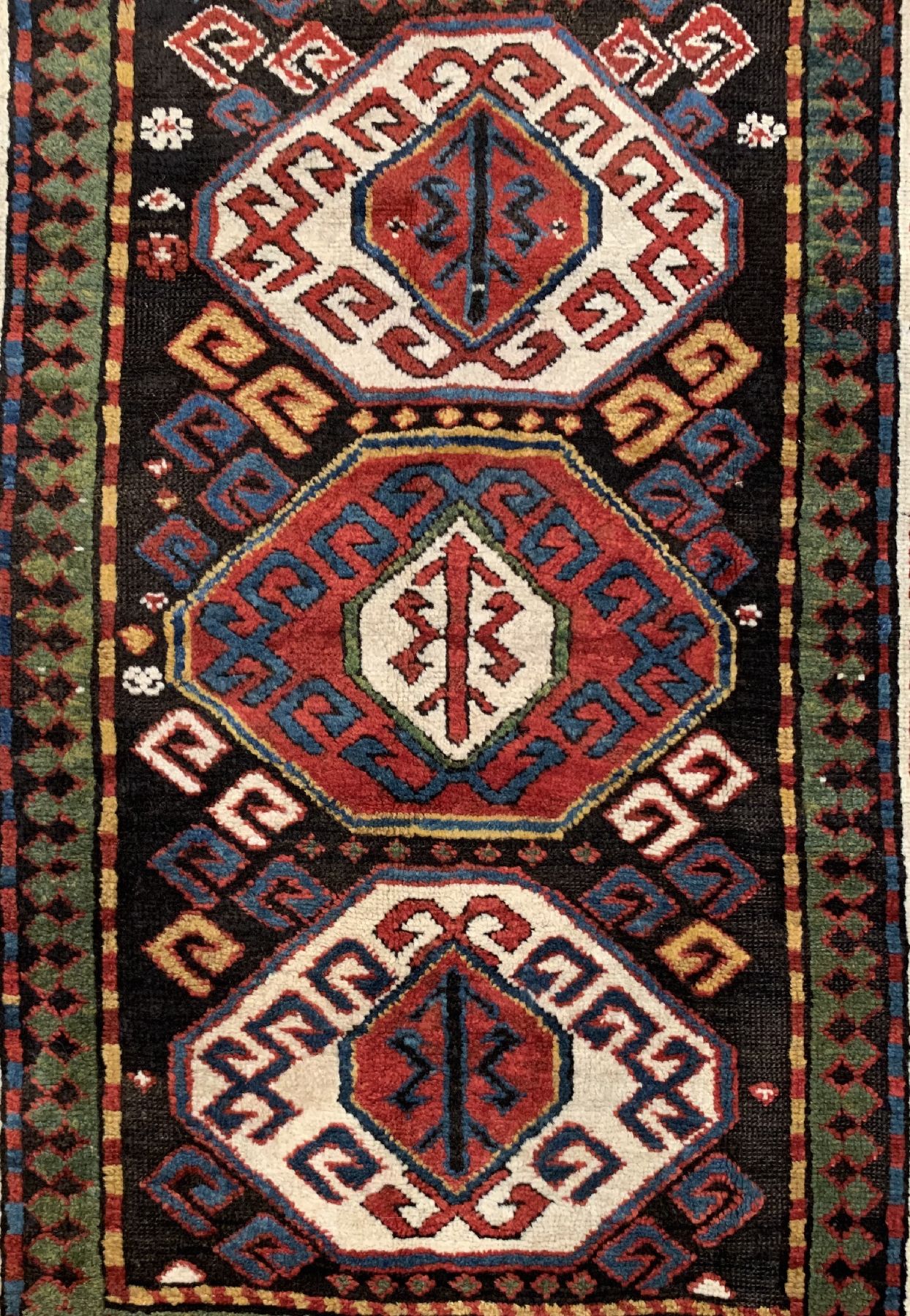 Detail a: Antiker Kazak, Kaukasus, 19. Jhd, Wolle geknüpft auf Wolle, ca. 224 x 117 cm, EHZ: 2(guter Zustand).