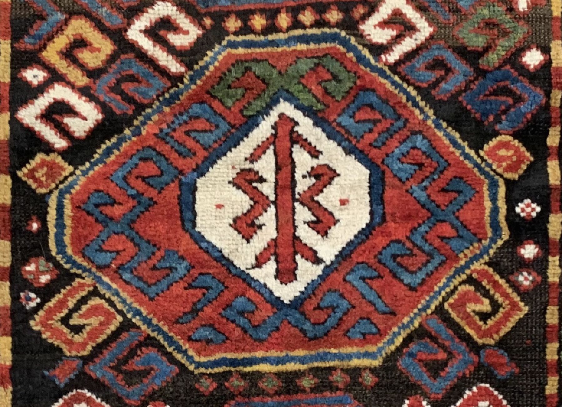 Detail b: Antiker Kazak, Kaukasus, 19. Jhd, Wolle geknüpft auf Wolle, ca. 224 x 117 cm, EHZ: 2(guter Zustand).