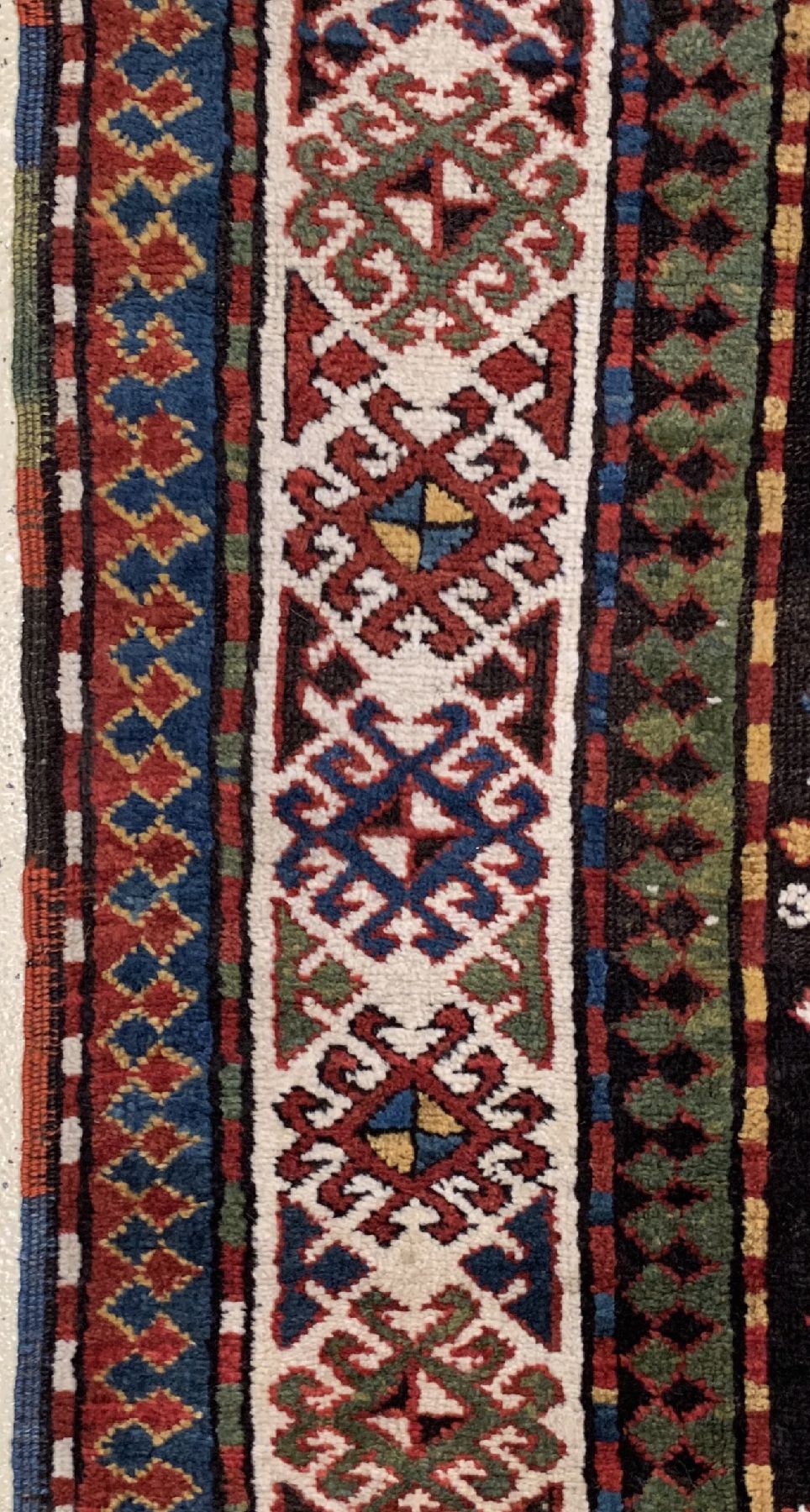 Detail c: Antiker Kazak, Kaukasus, 19. Jhd, Wolle geknüpft auf Wolle, ca. 224 x 117 cm, EHZ: 2(guter Zustand).