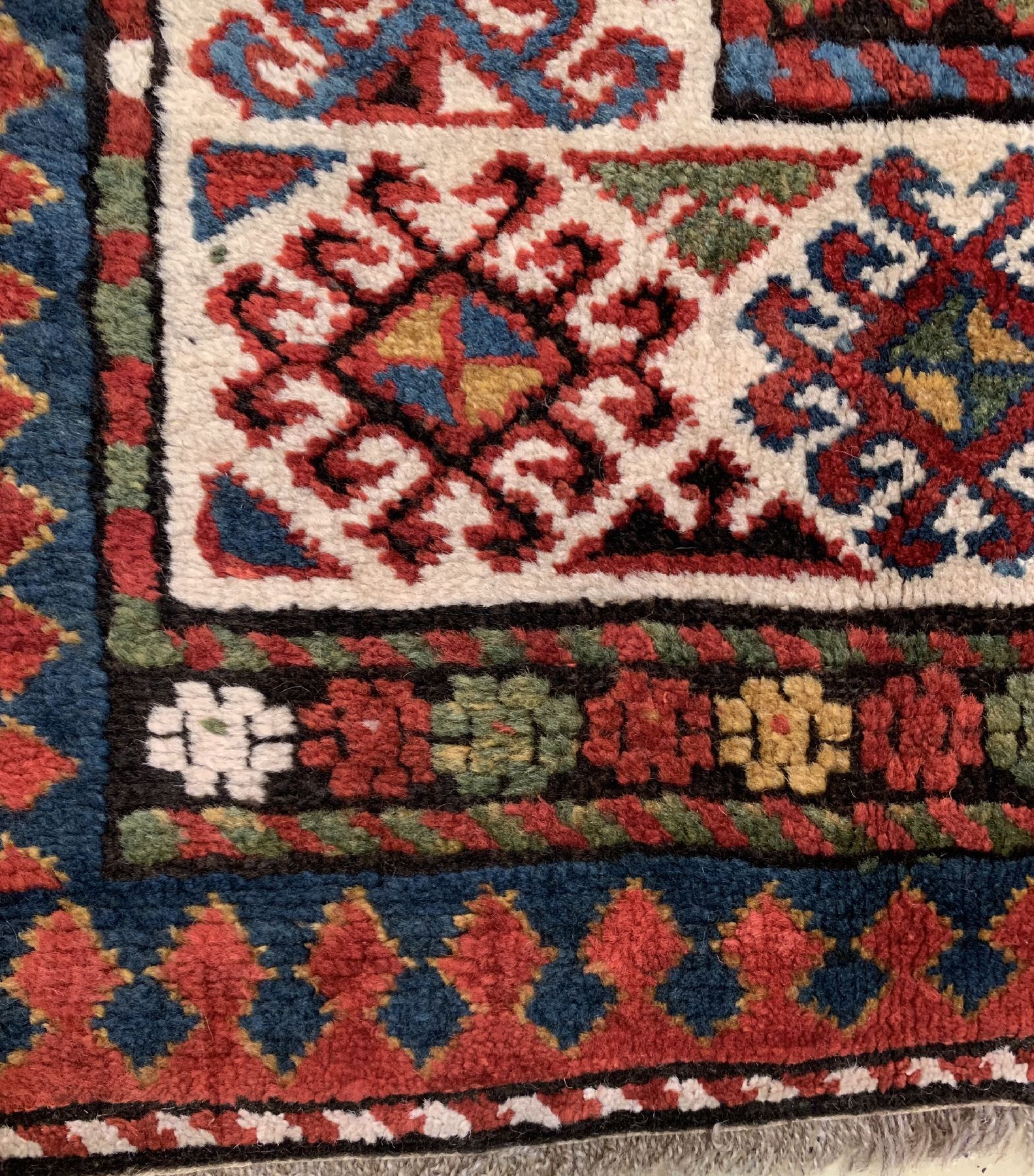 Detail d: Antiker Kazak, Kaukasus, 19. Jhd, Wolle geknüpft auf Wolle, ca. 224 x 117 cm, EHZ: 2(guter Zustand).