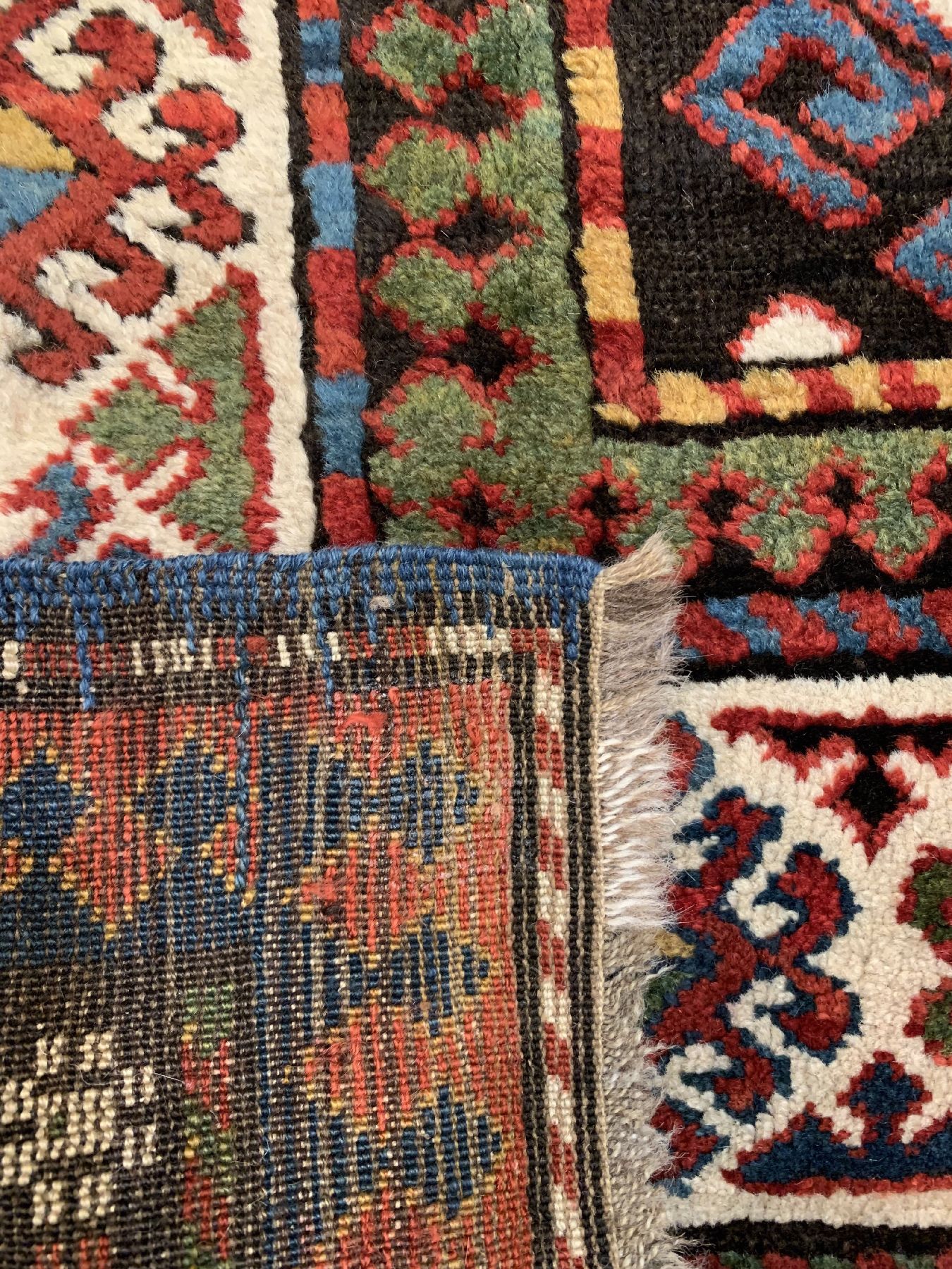 Detail e: Antiker Kazak, Kaukasus, 19. Jhd, Wolle geknüpft auf Wolle, ca. 224 x 117 cm, EHZ: 2(guter Zustand).