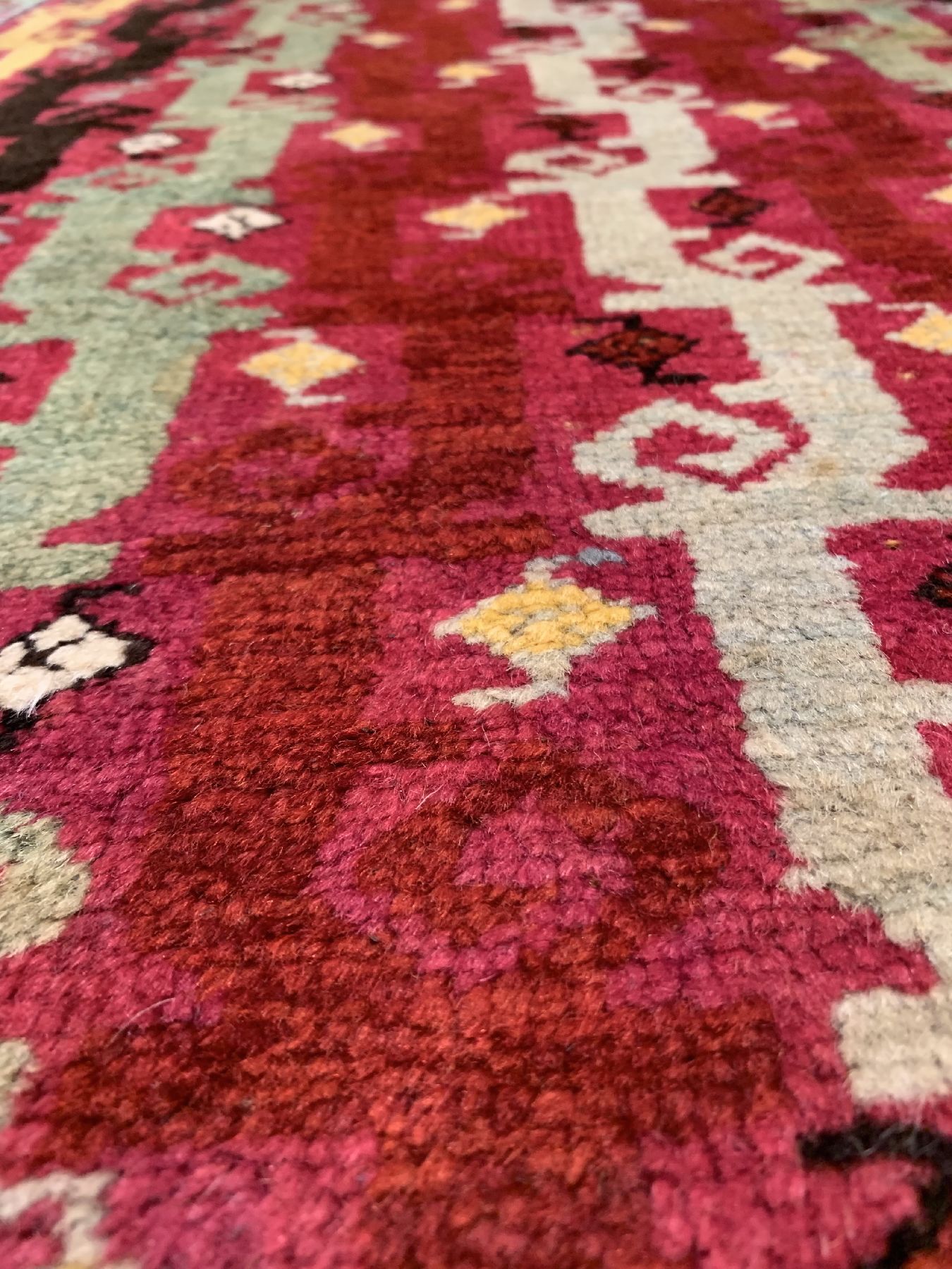 Detail d: Seltener Muchur antik, Türkei, 19. Jhd, Wolle geknüpft auf Wolle, ca. 230 x 98 cm, EHZ: 2(guter Zustand).
