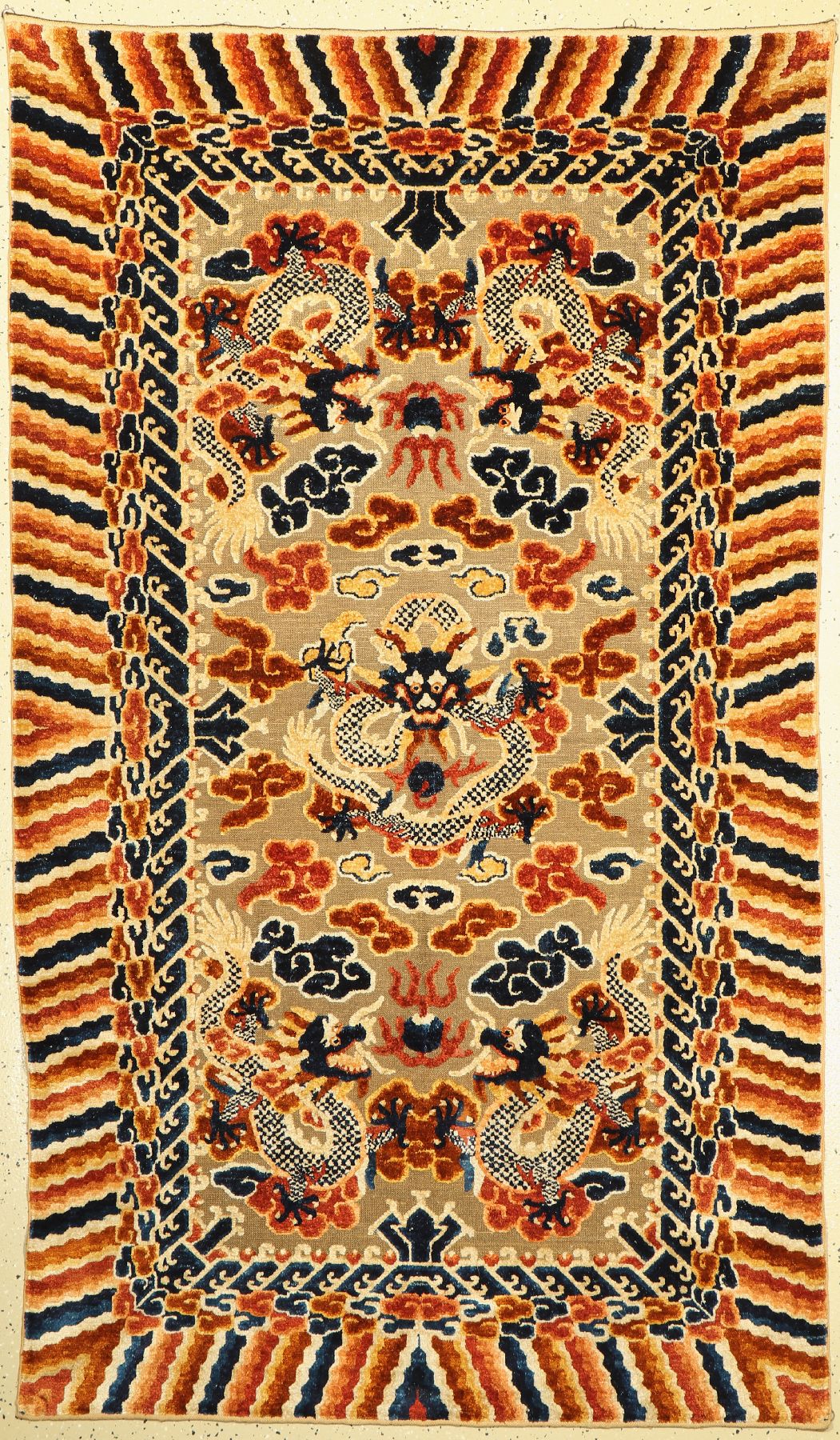 Seltener Peking "Drachen-Teppich" mit Metallbrokat (wohl für den Kaiserhof gefertigt), China, ende 19.Jhd., reine Naturseide mit ...