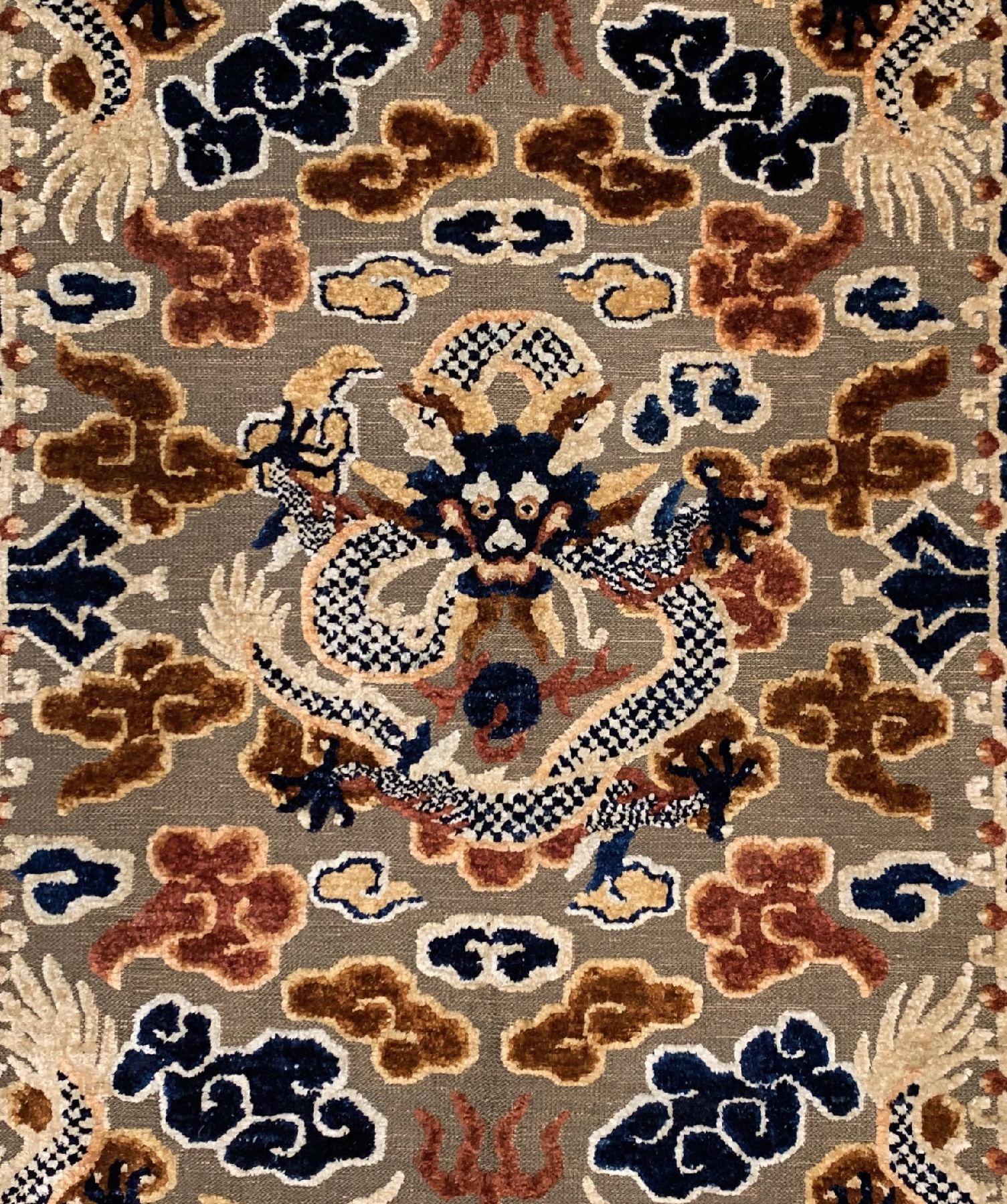 Detail a: Seltener Peking "Drachen-Teppich" mit Metallbrokat (wohl für den Kaiserhof gefertigt), China, ende 19.Jhd., reine Naturseide mit ...