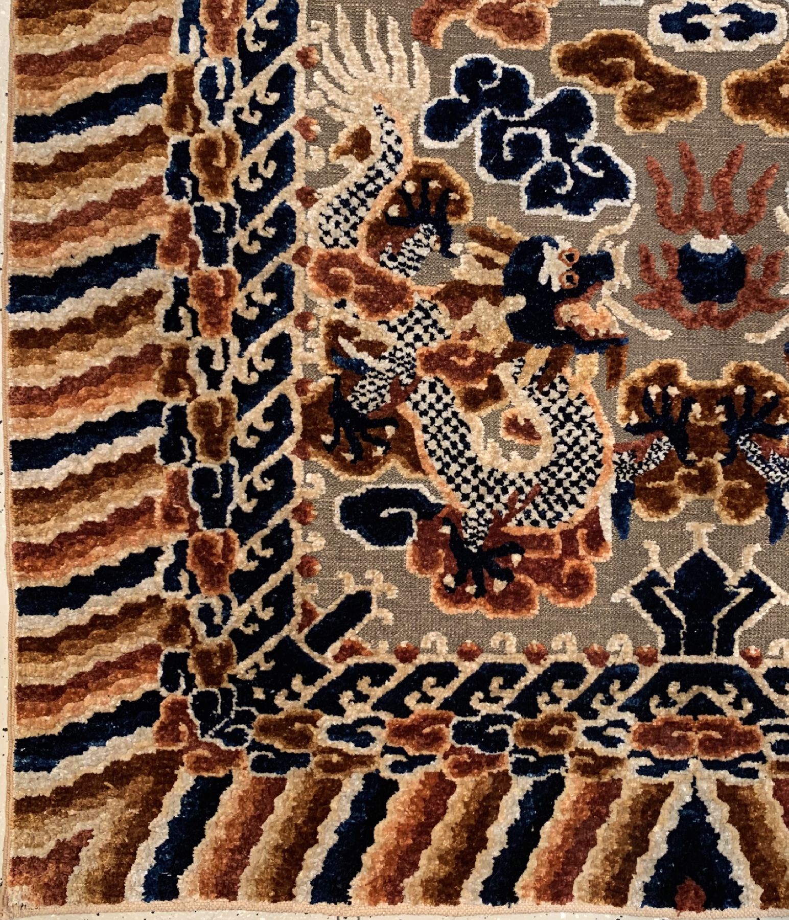 Detail b: Seltener Peking "Drachen-Teppich" mit Metallbrokat (wohl für den Kaiserhof gefertigt), China, ende 19.Jhd., reine Naturseide mit ...