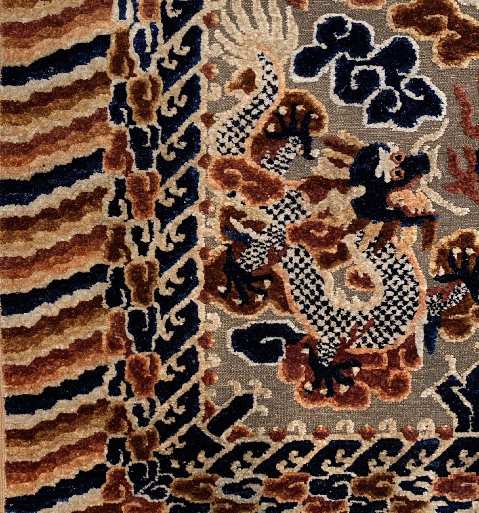 Detail c: Seltener Peking "Drachen-Teppich" mit Metallbrokat (wohl für den Kaiserhof gefertigt), China, ende 19.Jhd., reine Naturseide mit ...