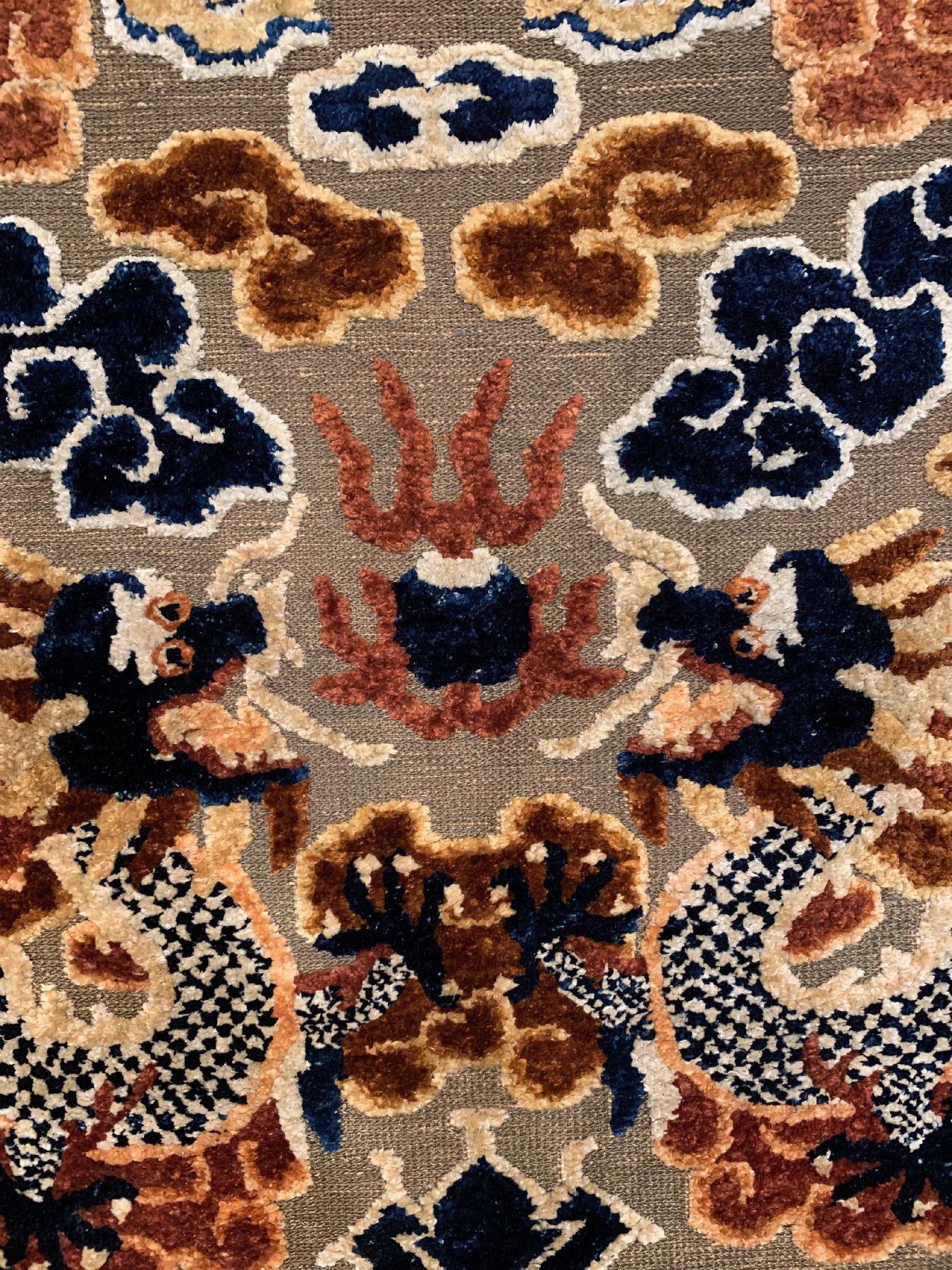 Detail d: Seltener Peking "Drachen-Teppich" mit Metallbrokat (wohl für den Kaiserhof gefertigt), China, ende 19.Jhd., reine Naturseide mit ...