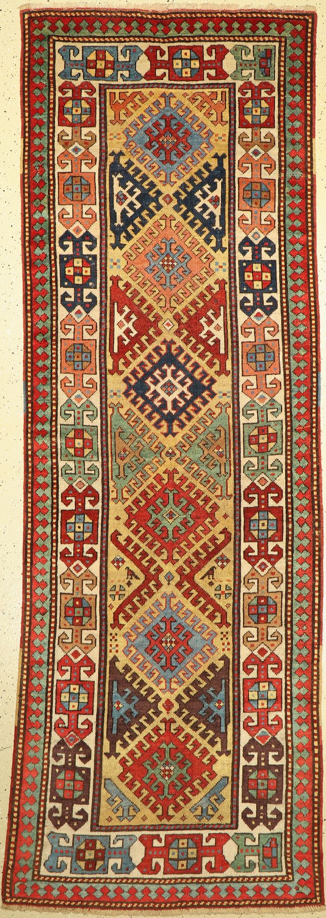 Seltener gelbgrundiger Akstafa, Ostkaukasus, 19. Jhd, Wolle geknüpft auf Wolle, ca, 292 x 105 cm, EHZ:2(guter Zustand).