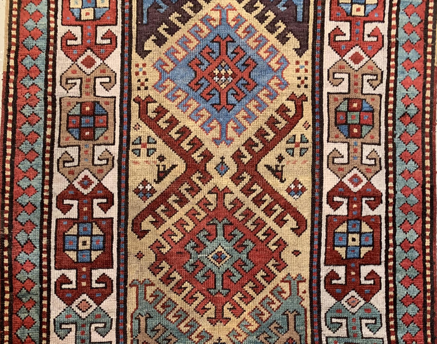 Detail b: Seltener gelbgrundiger Akstafa, Ostkaukasus, 19. Jhd, Wolle geknüpft auf Wolle, ca, 292 x 105 cm, EHZ:2(guter Zustand).