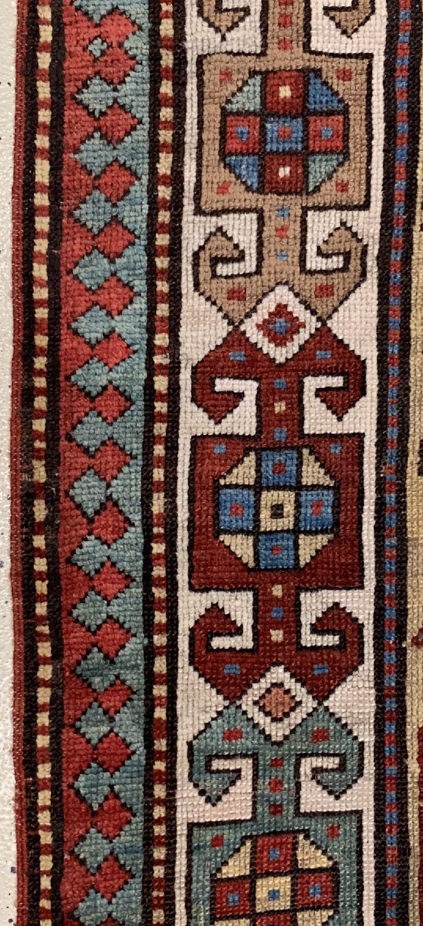Detail c: Seltener gelbgrundiger Akstafa, Ostkaukasus, 19. Jhd, Wolle geknüpft auf Wolle, ca, 292 x 105 cm, EHZ:2(guter Zustand).