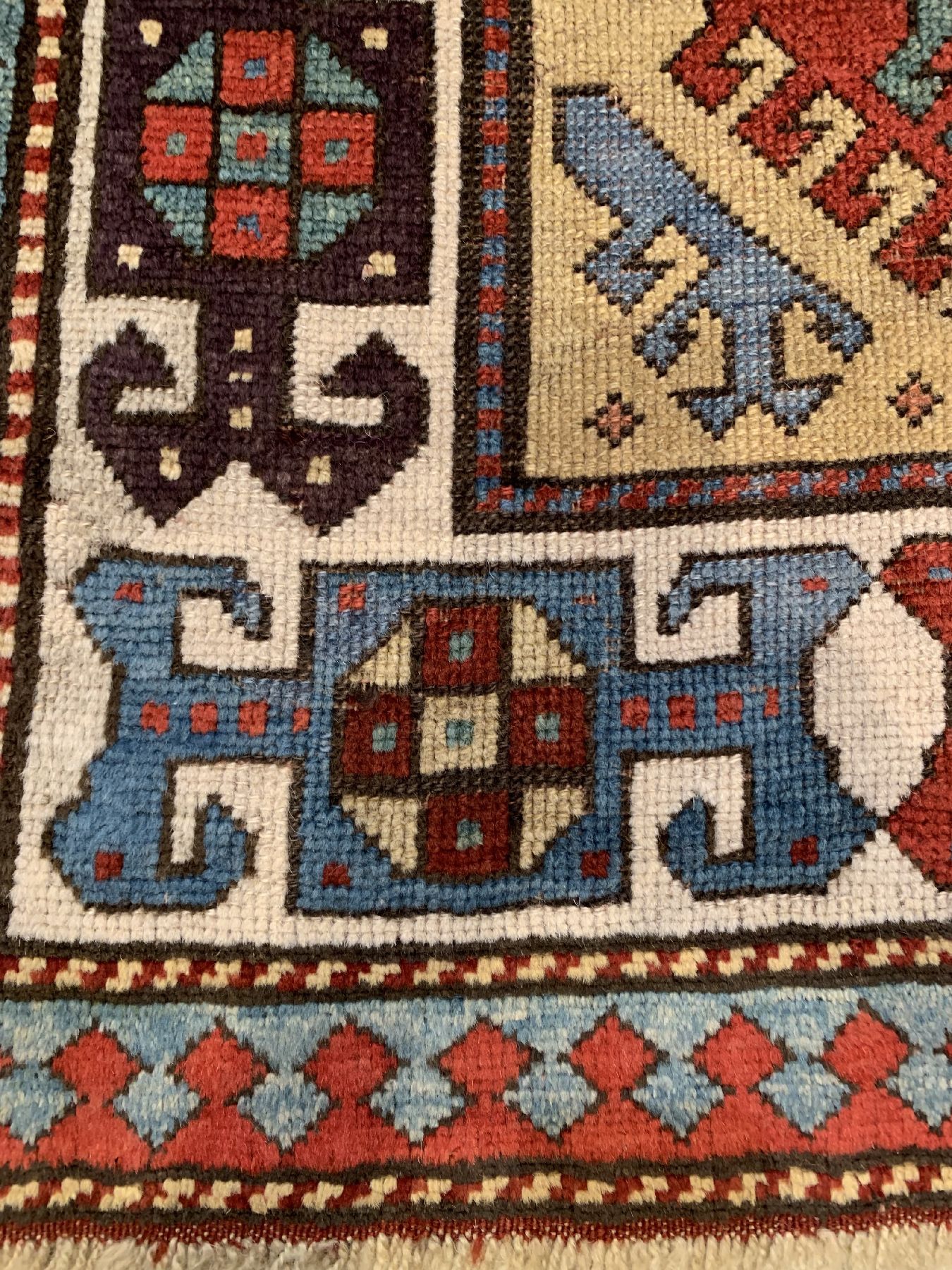 Detail d: Seltener gelbgrundiger Akstafa, Ostkaukasus, 19. Jhd, Wolle geknüpft auf Wolle, ca, 292 x 105 cm, EHZ:2(guter Zustand).