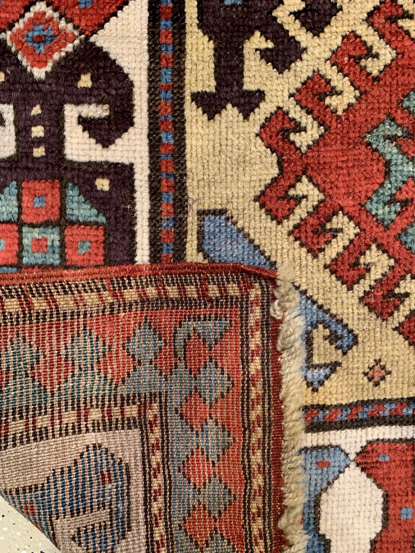 Detail e: Seltener gelbgrundiger Akstafa, Ostkaukasus, 19. Jhd, Wolle geknüpft auf Wolle, ca, 292 x 105 cm, EHZ:2(guter Zustand).