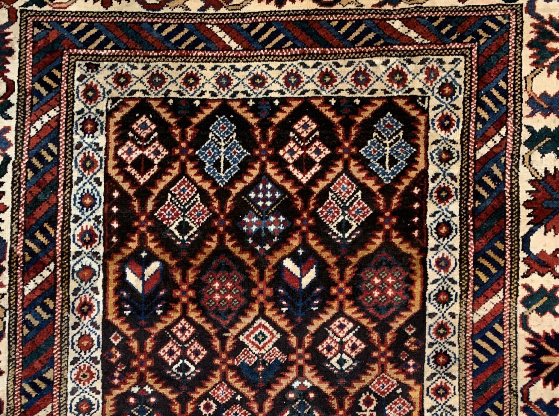 Detail a: Antike Schirwan Galerie, Ostkaukasus, 19. Jhd, Wolle geknüpft auf Wolle, ca. 307 x 138 cm, EHZ: 2(guter Zustand).